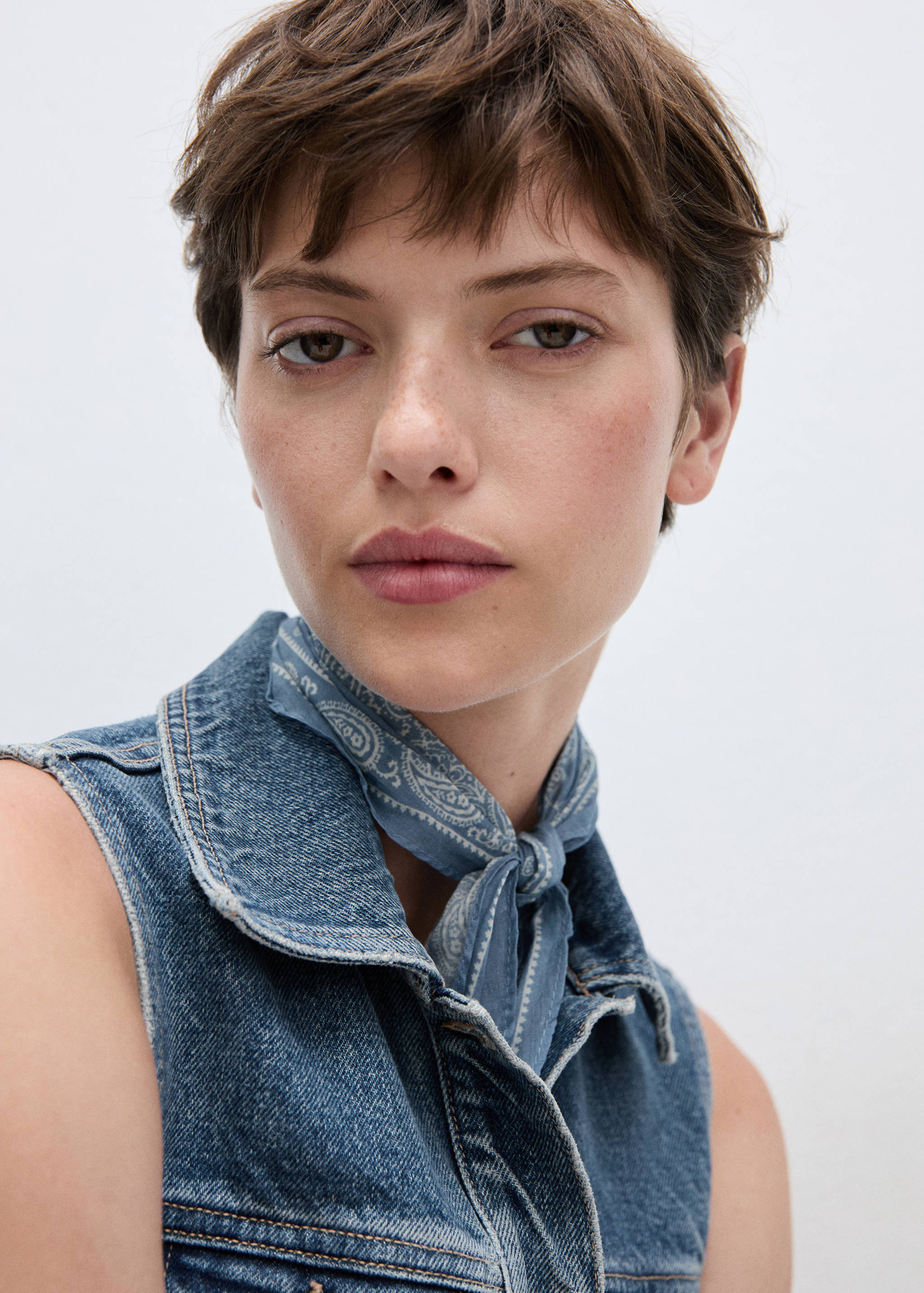 Jeanskleid mit Sternmotiv - Detail des Artikels 1