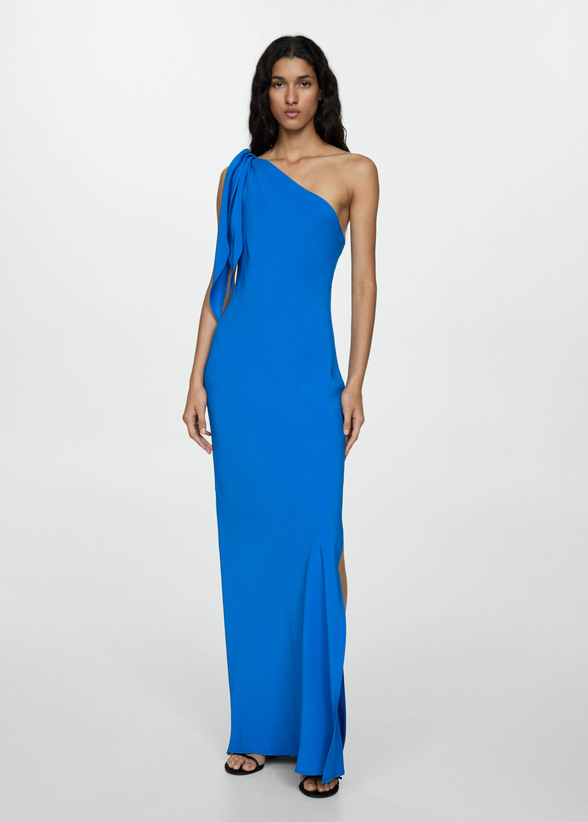 Vestido assimétrico com abertura - Plano geral