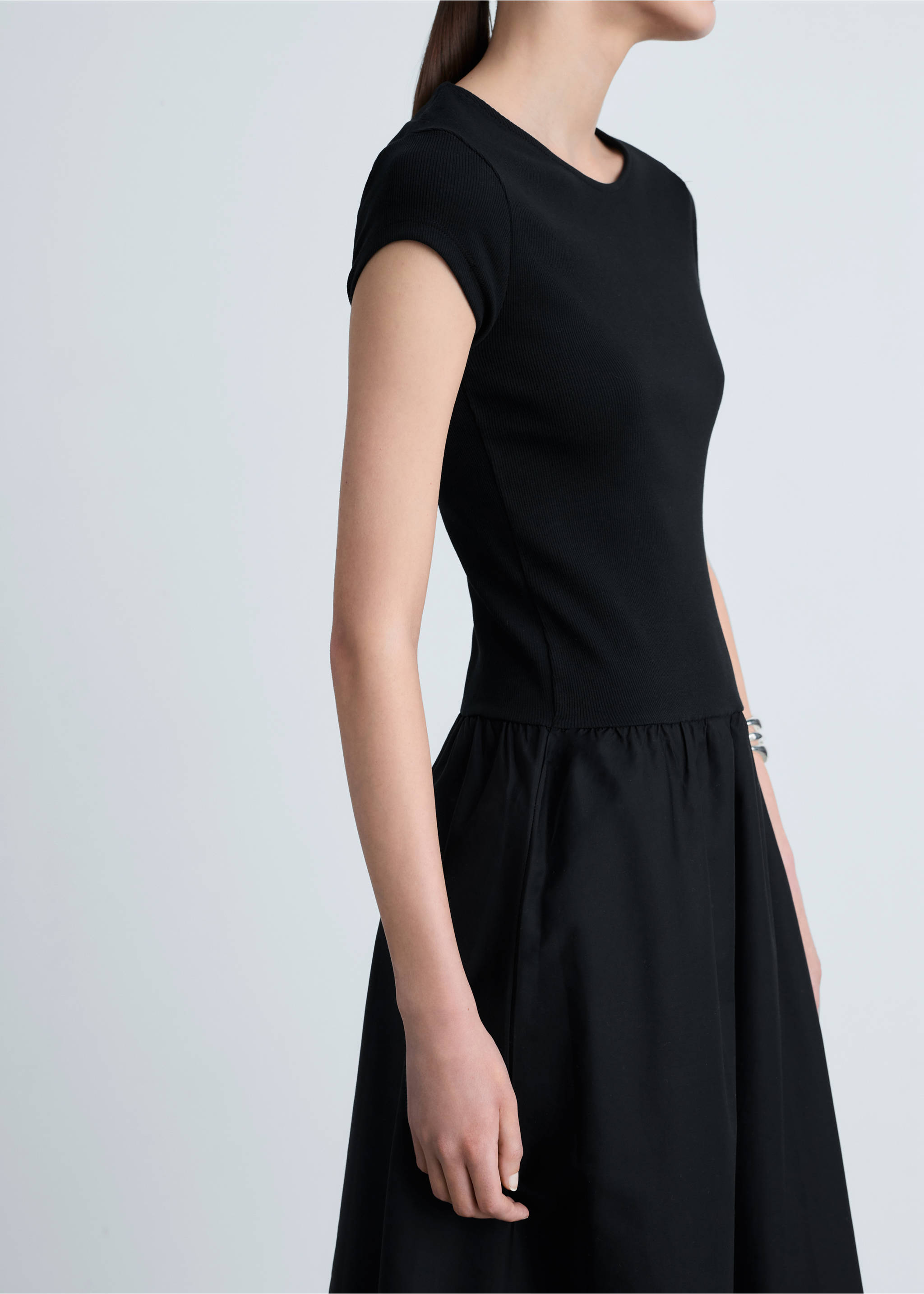 Vestido evasê de tecido combinado - Pormenor do artigo 6, Preto. Ref: 77044073-00.