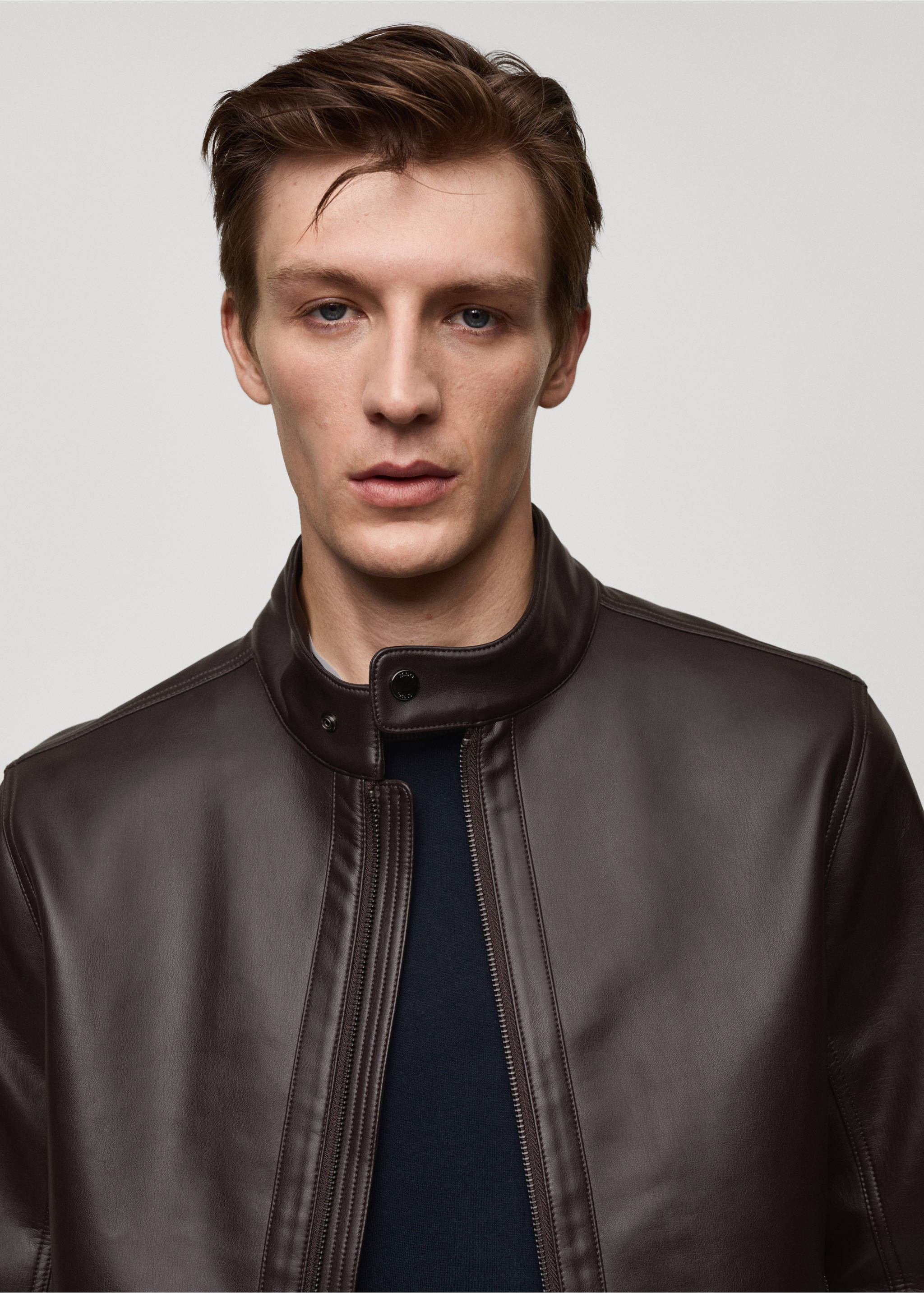 Jacke mit Nappaleder-Effekt - Detail des Artikels 1, Schokolade. Ref: 77044432-00.