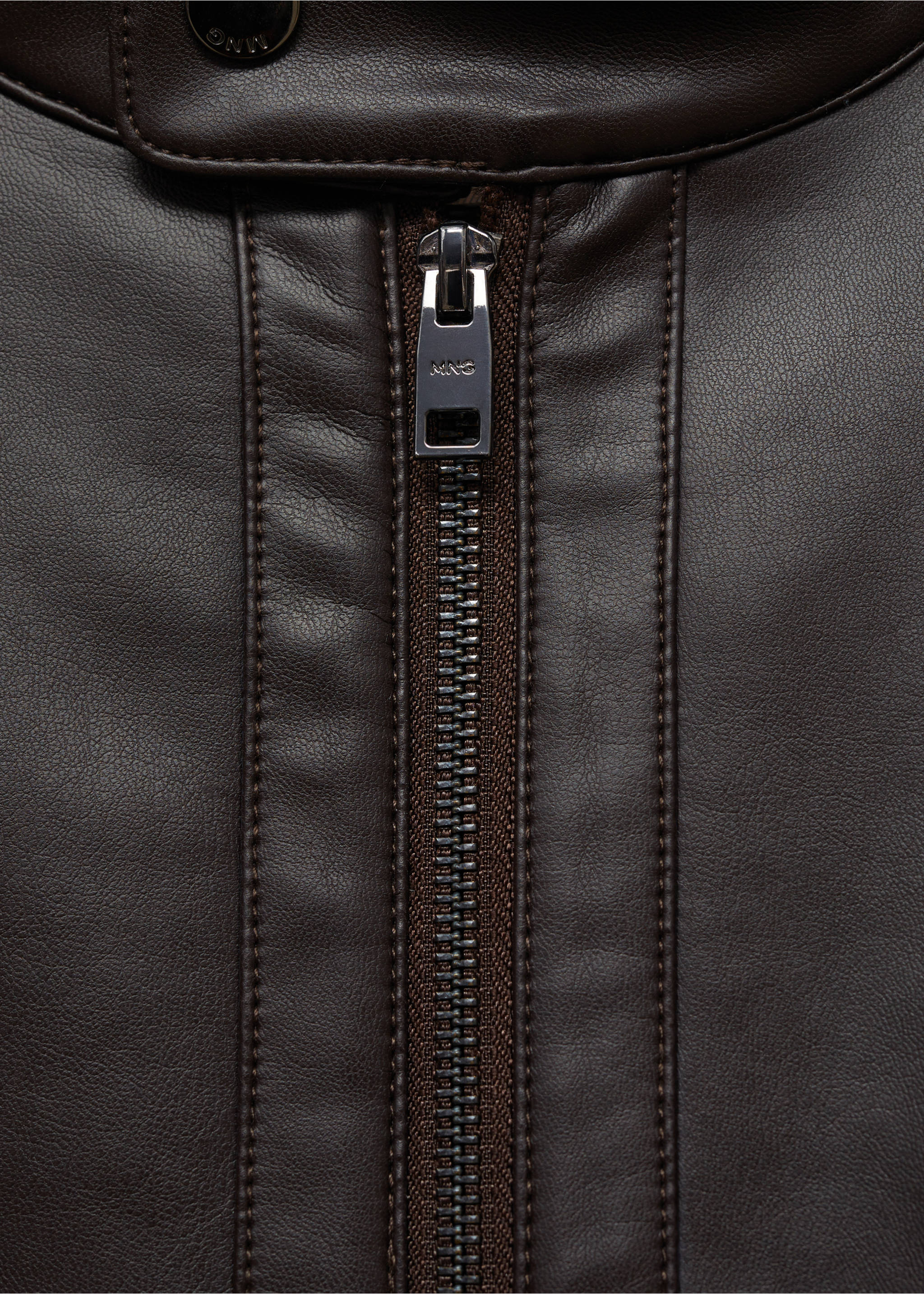 Jacke mit Nappaleder-Effekt - Detail des Artikels 8, Schokolade. Ref: 77044432-00.