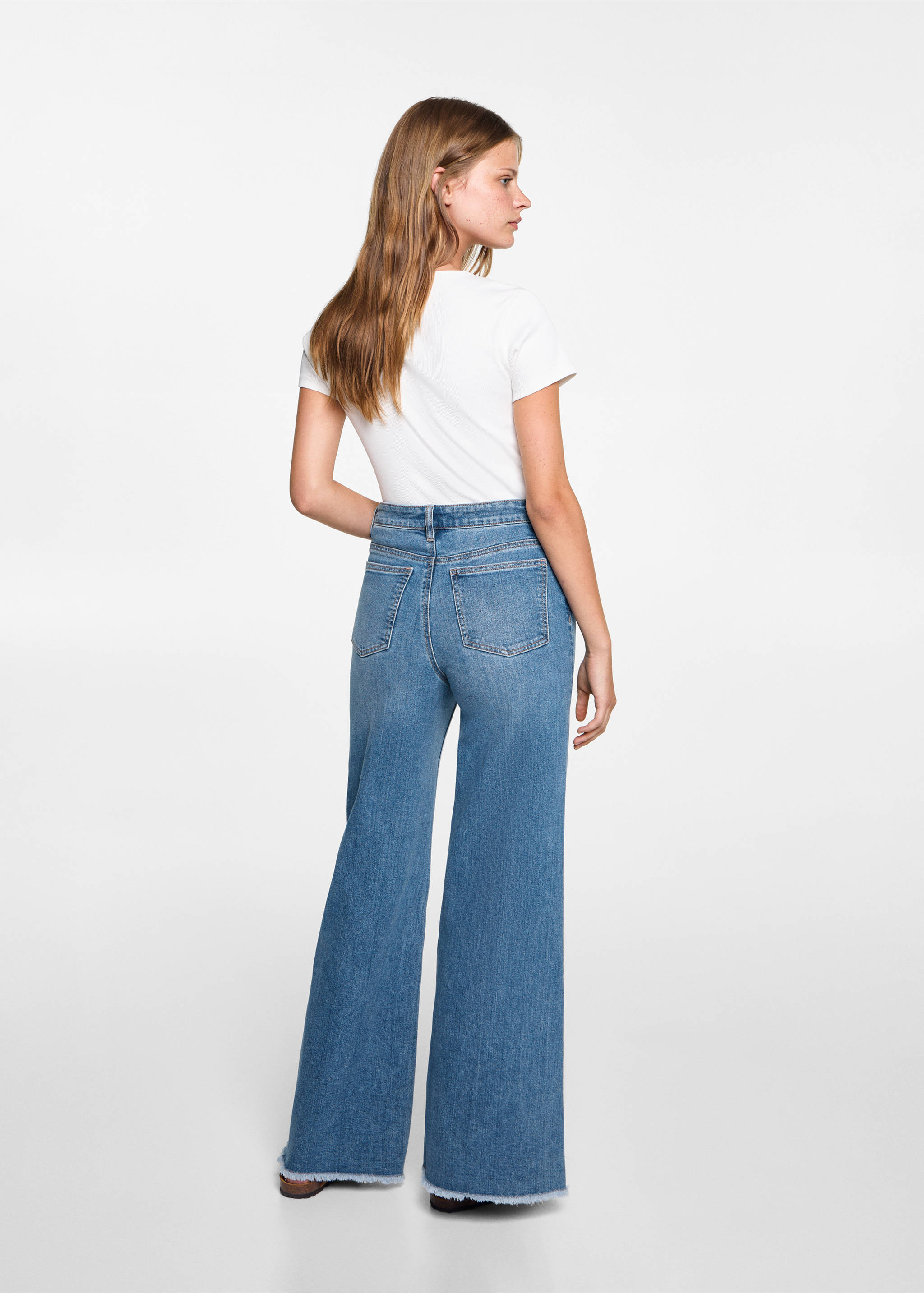 Ausgestellte Jeans - Rückseite des Artikels, Mittelblau. Ref: 77044435-00.