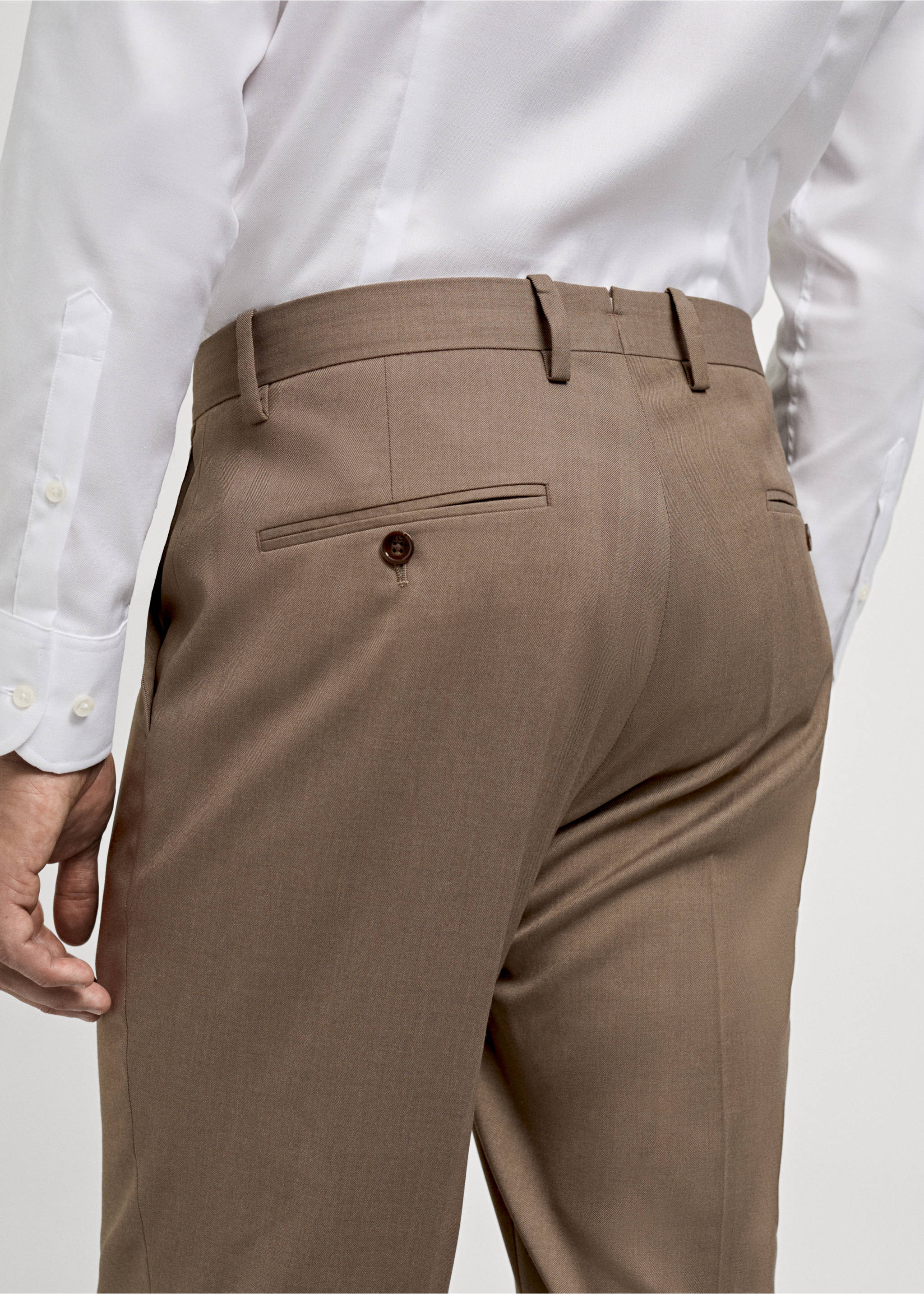 Slim fit fazonú öltönynadrág comfort stretch anyagból - A termék adatai 6, Bézs. Ref: 77045149-00.