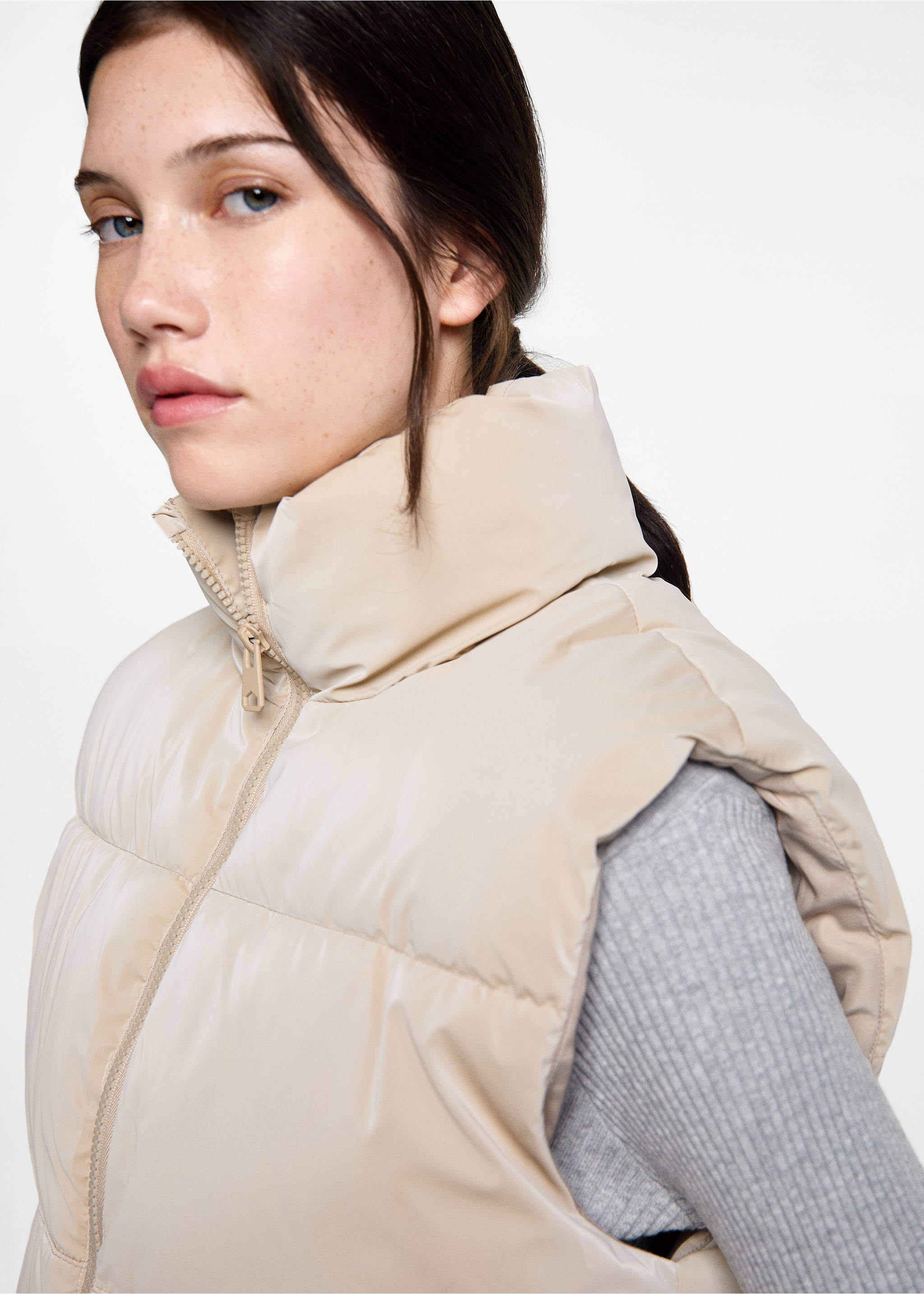 Quilted gilet with pockets - Details of the article 1, Beige. Ref: 77045629-00.
