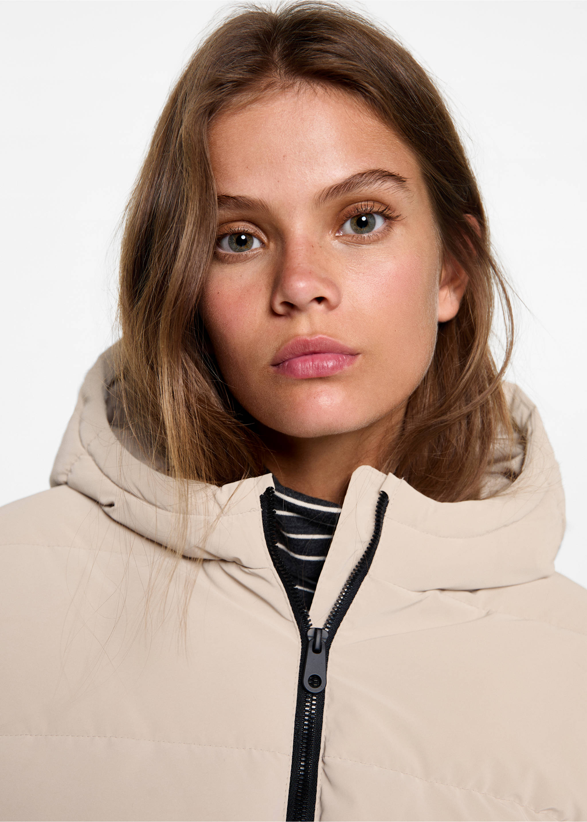 Gepolsterter Anorak mit Kapuze - Detail des Artikels 1, Beige. Ref: 77045630-00.