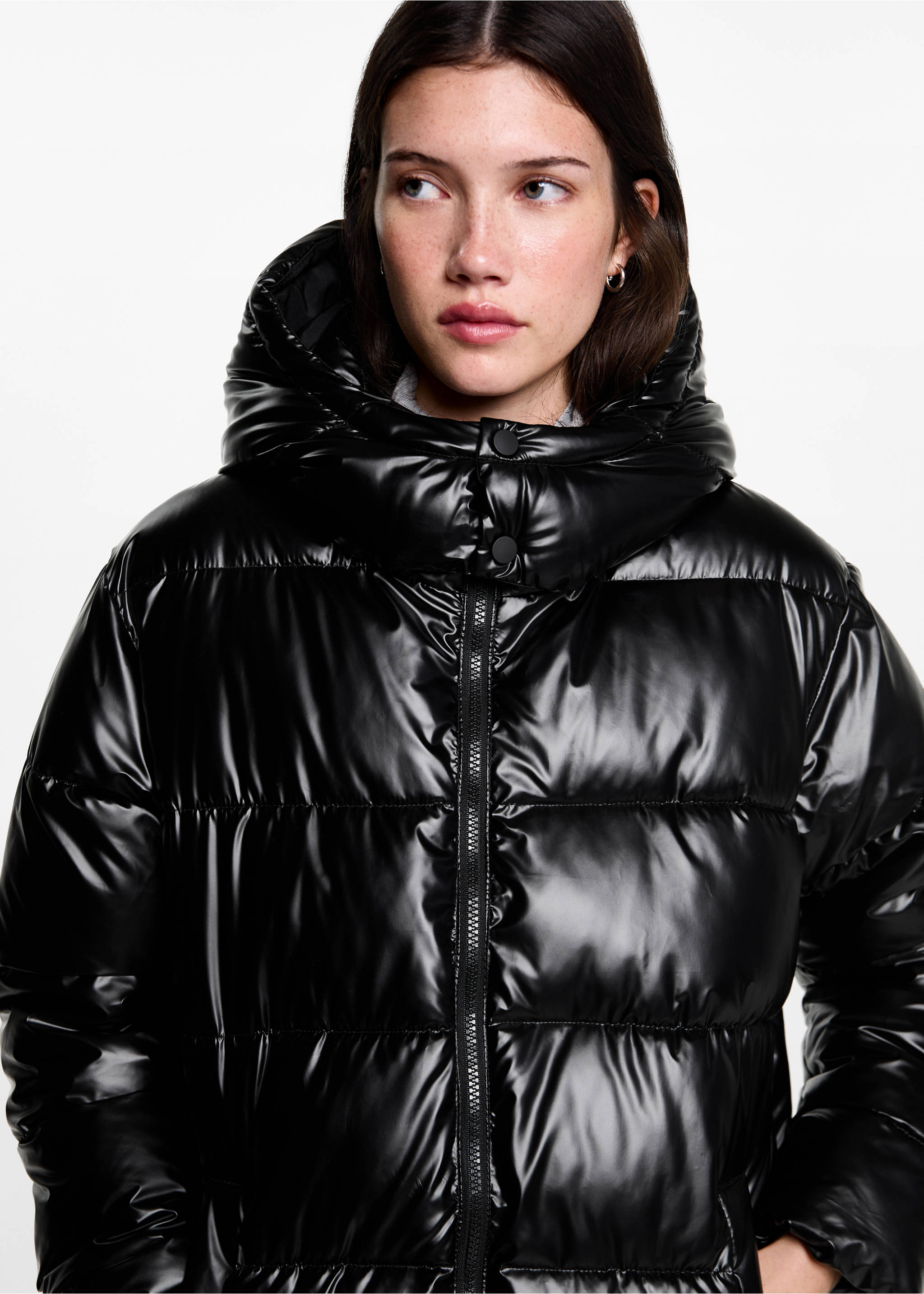 Dlouhá prošívaná bunda - Detail zboží 1, Černá. Ref: 77045637-00.