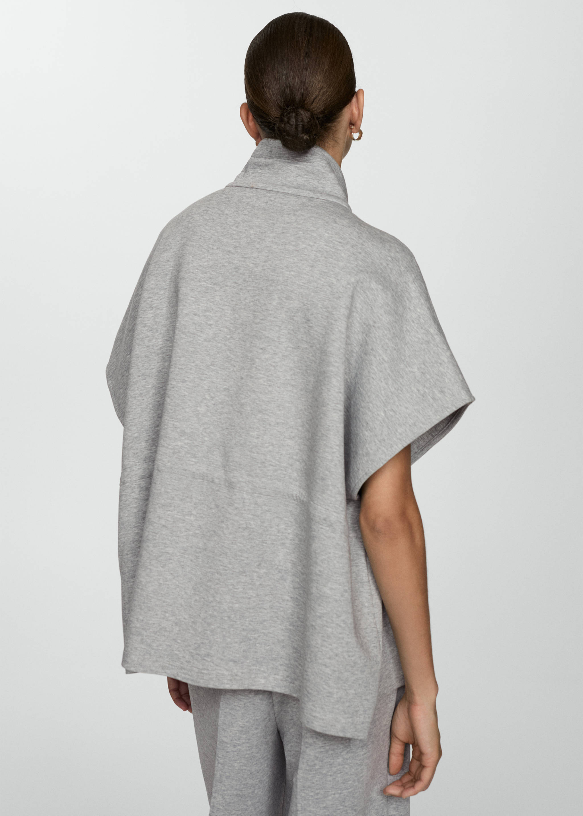 Poncho jacket with flap pockets - Reverse of the article