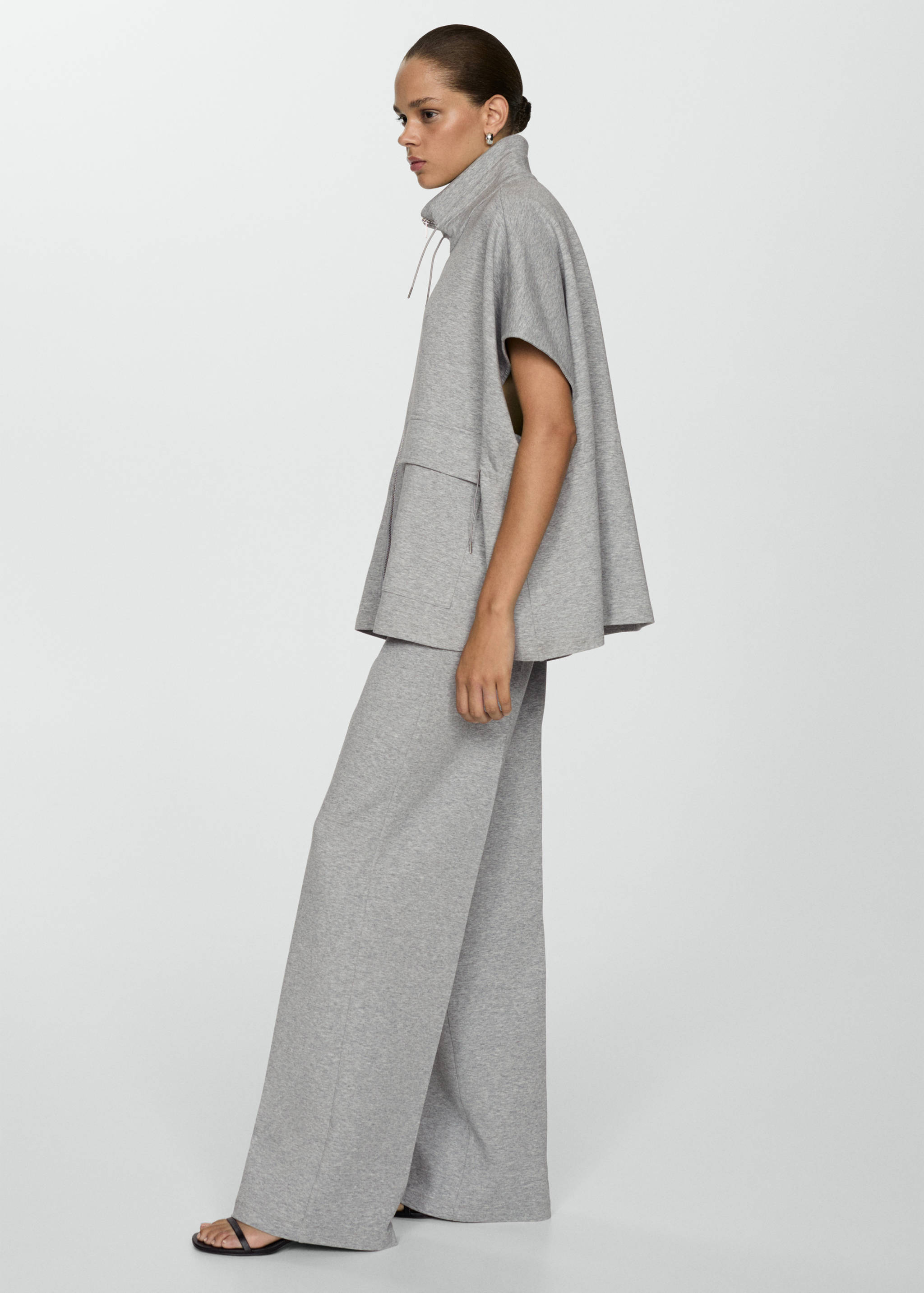 Poncho jacket with flap pockets - Details of the article 1