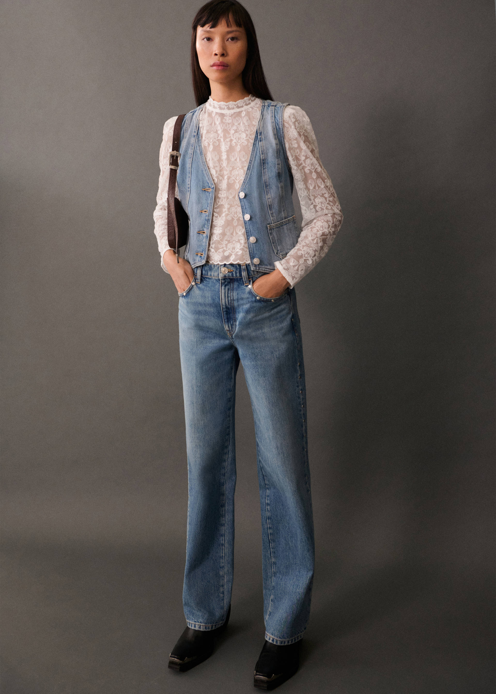 Półprzezroczysta bluzka - Plan ogólny