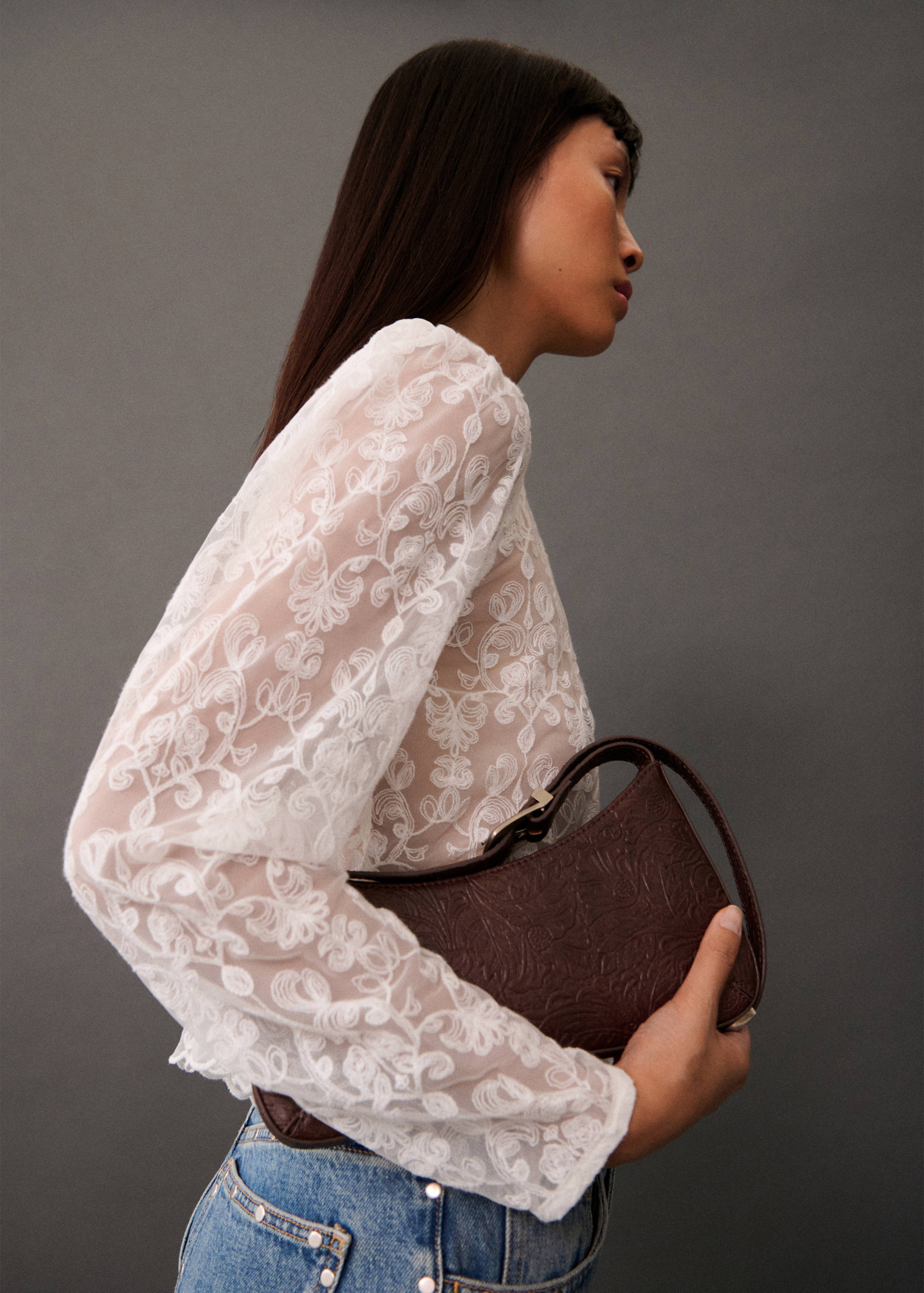 Półprzezroczysta bluzka - Plan średni