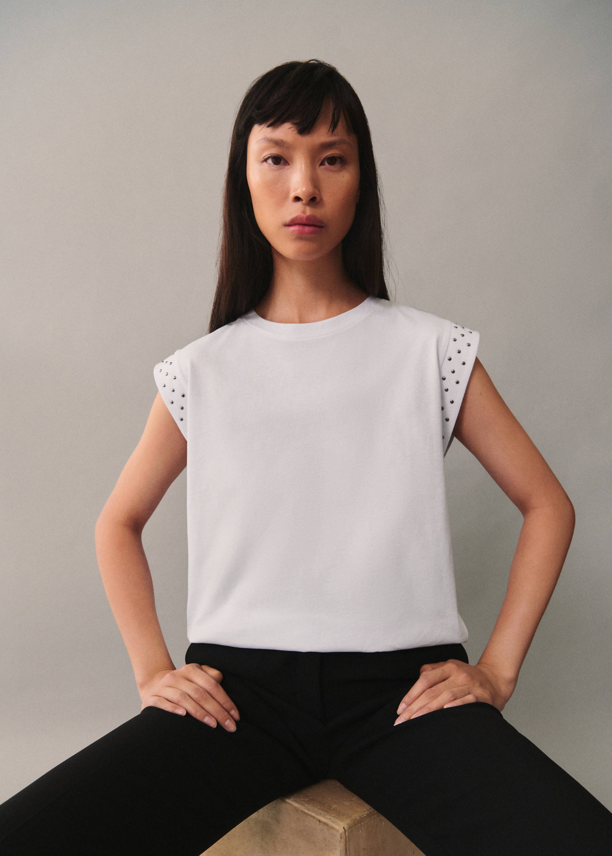 Camiseta sin mangas tachuelas - Plano medio