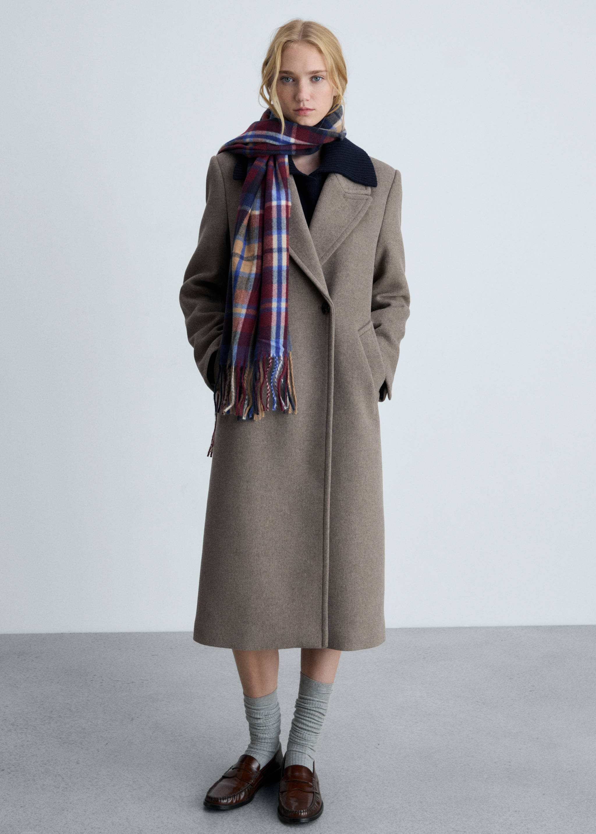 Fular în carouri cu terminații franjurate - Plan general