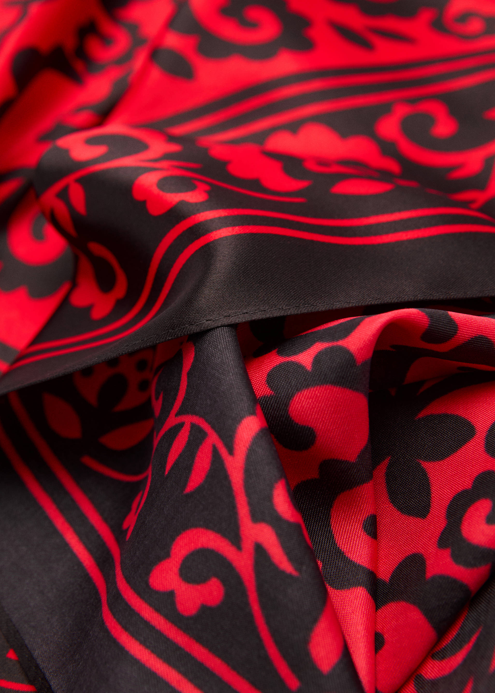 Foulard satiné imprimé - Plan moyen