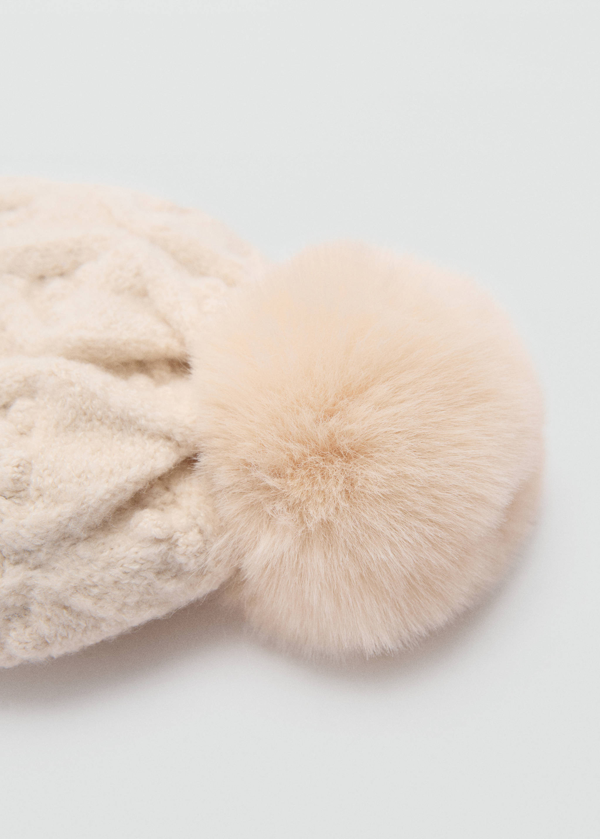 Flätstickad mössa tofs - Bild av mittparti