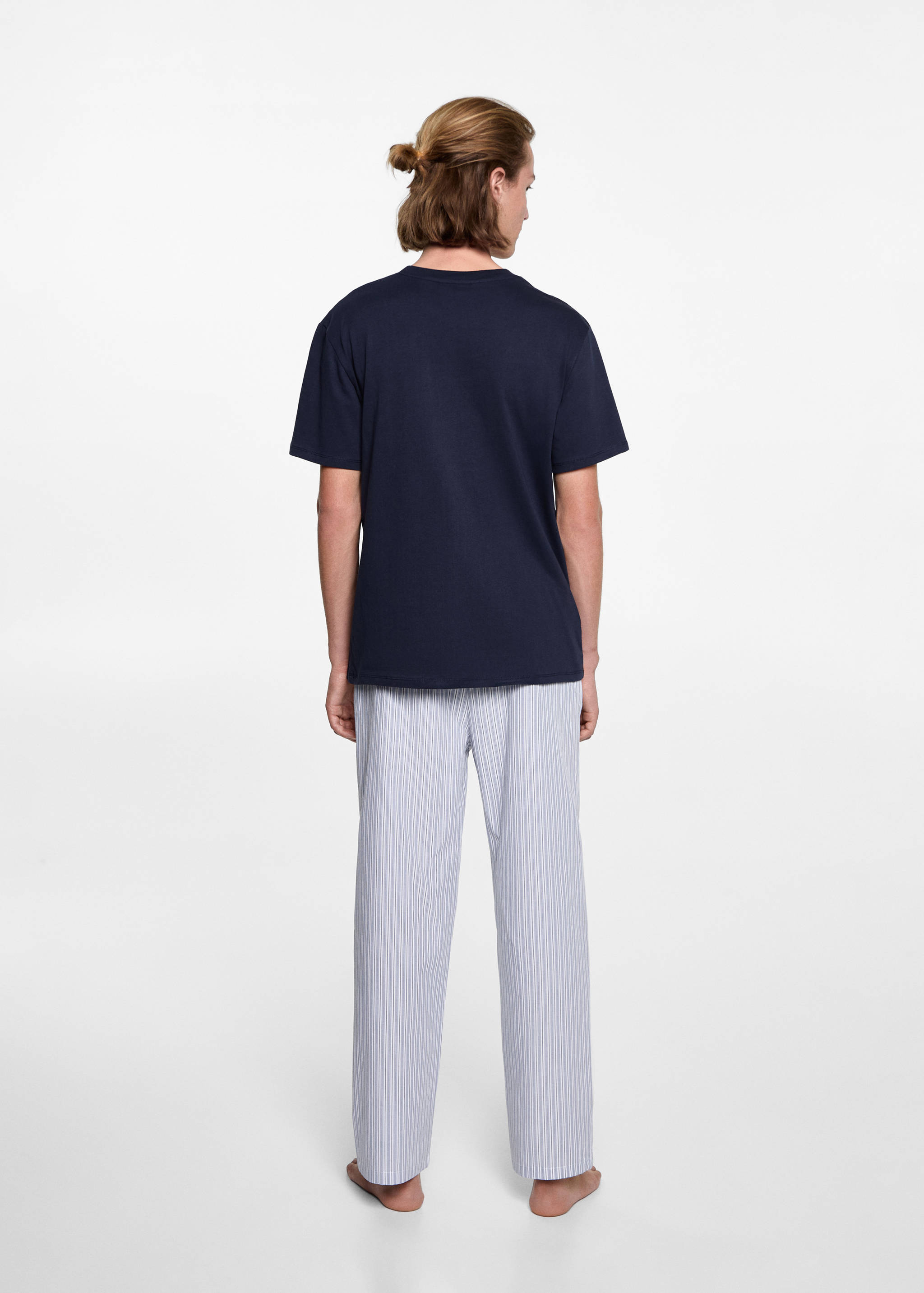 Langer Pyjama mit Streifen - Rückseite des Artikels