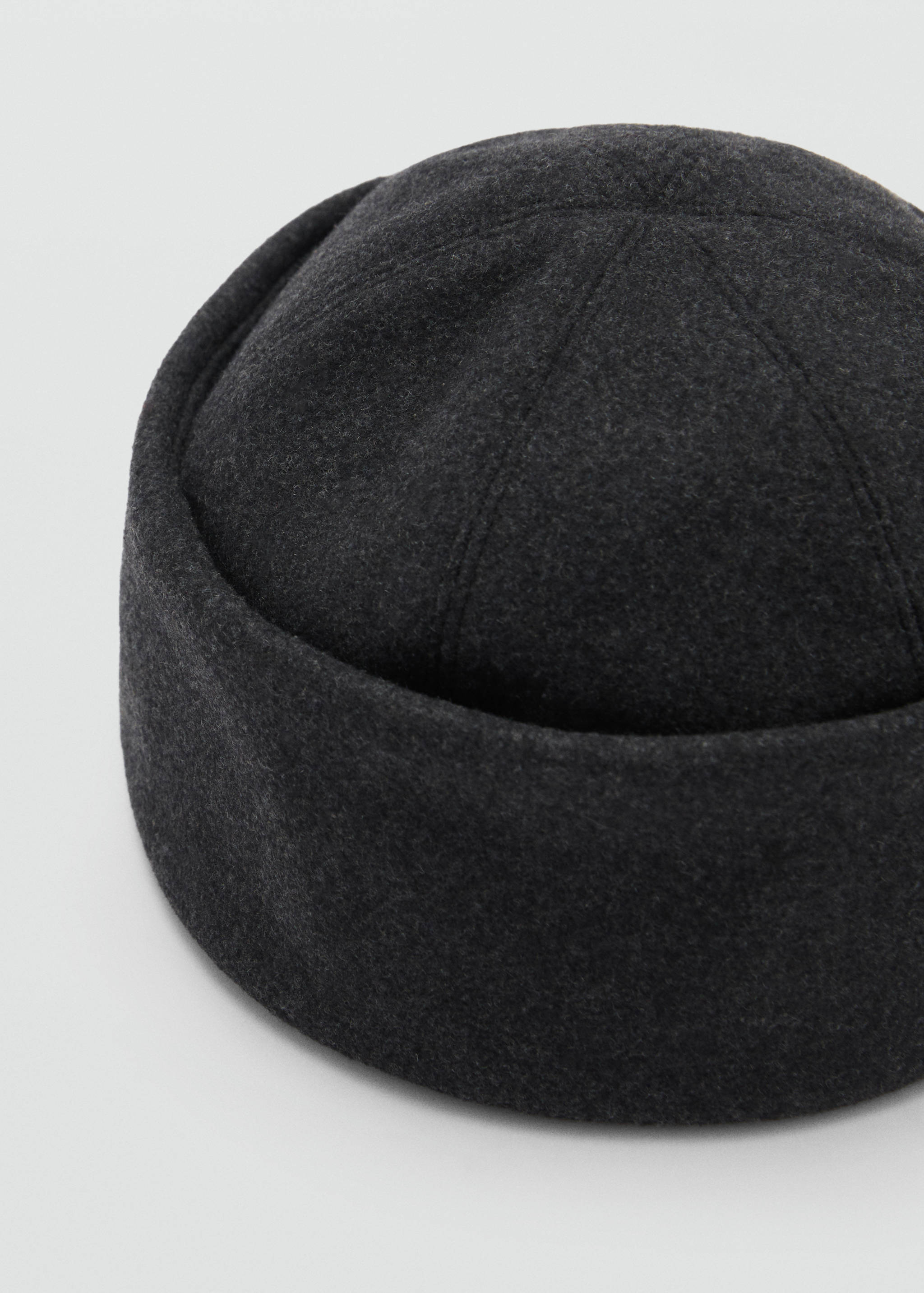 Boné de lã com volta na base - Plano médio