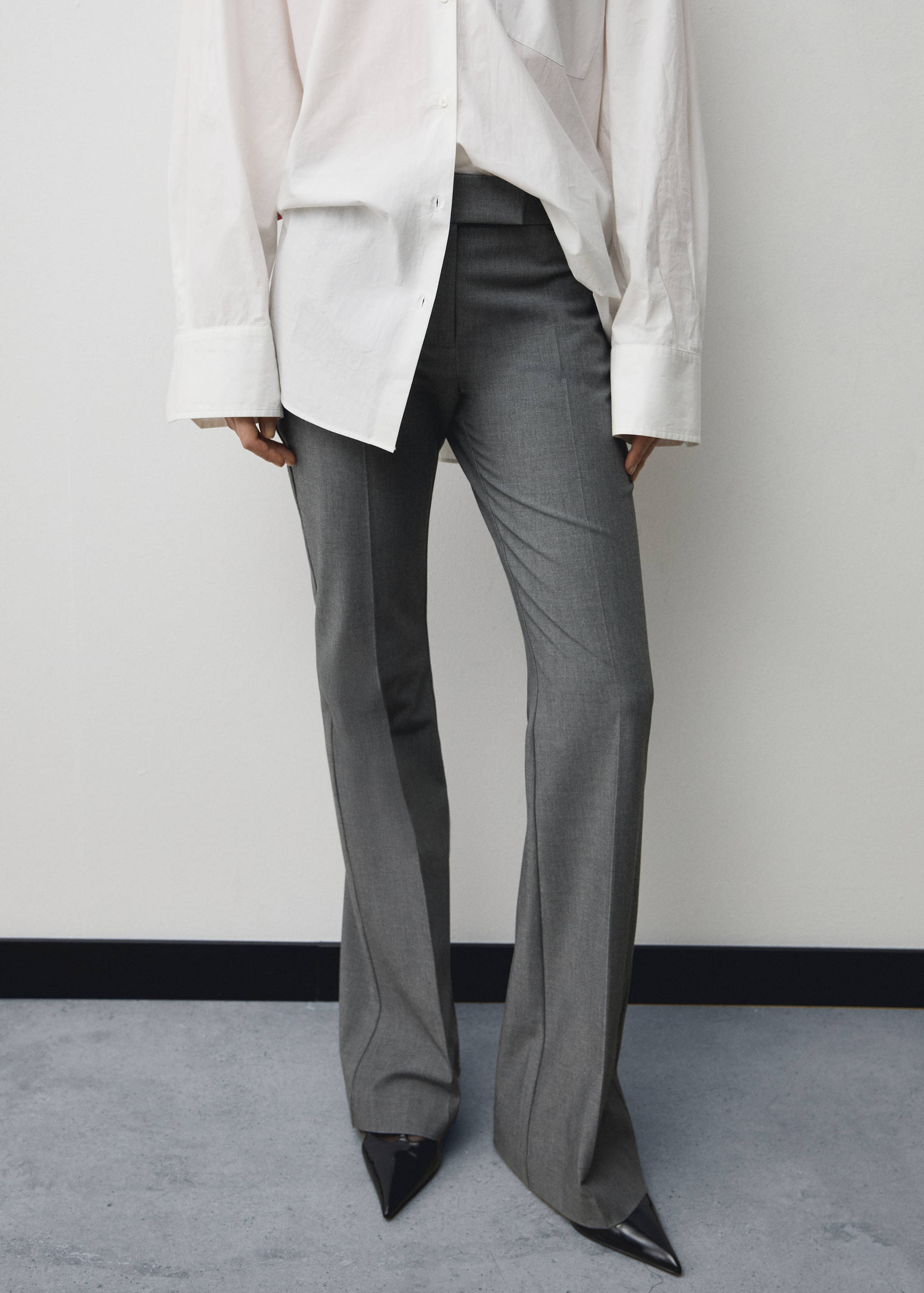 Utsvängd byxa medelhög midja - Bild av mittparti