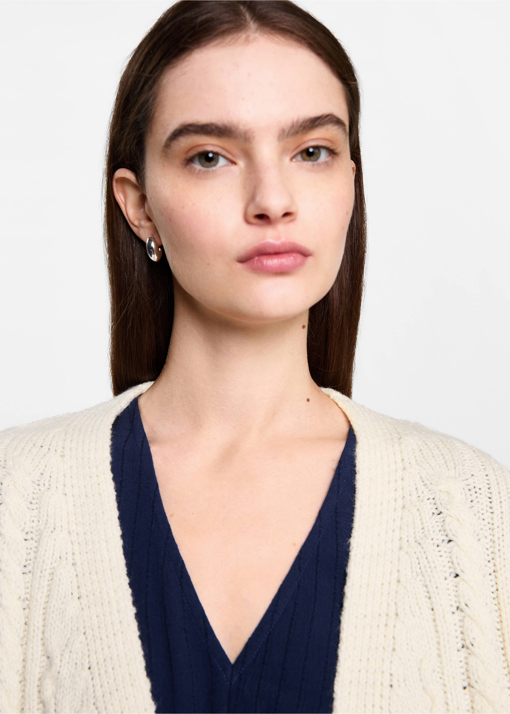 Càrdigan punt trenat serrells - Detall de l'article 1, Cru. Ref: 77046746-00.