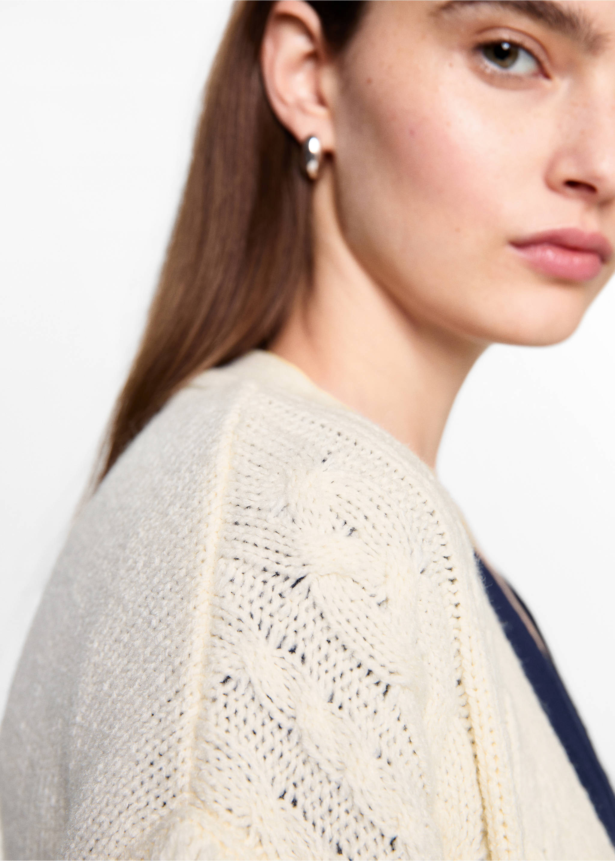 Càrdigan punt trenat serrells - Detall de l'article 6, Cru. Ref: 77046746-00.