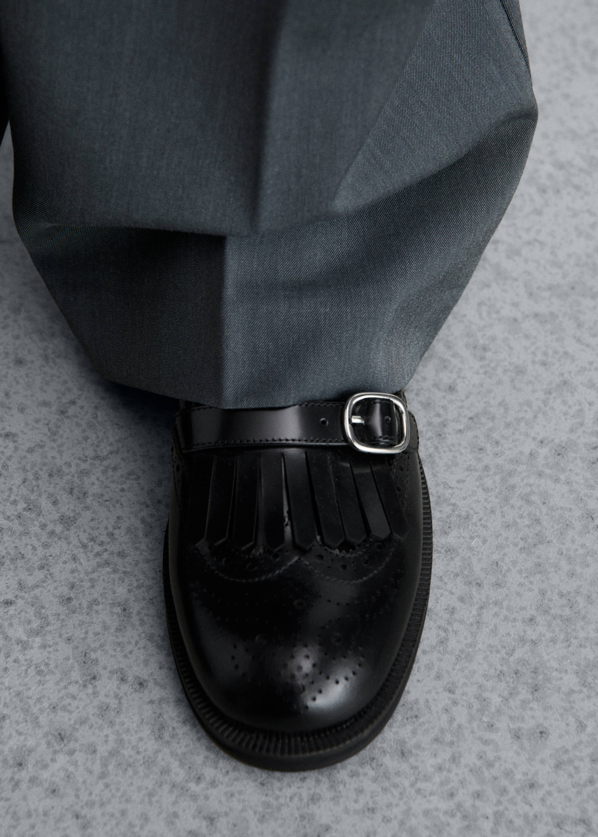 Leather loafers with metallic detail - Details of the article 9