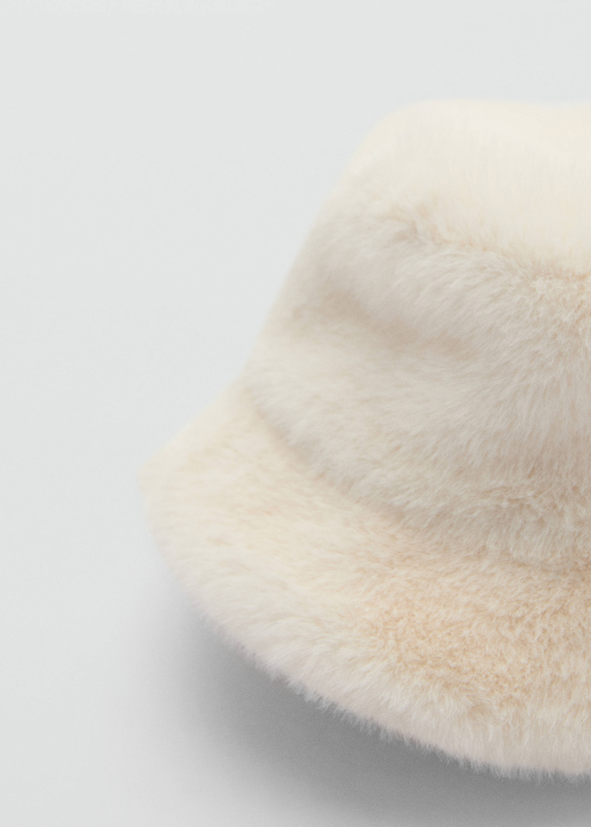 Gorro bucket efecto pelo - Plano medio