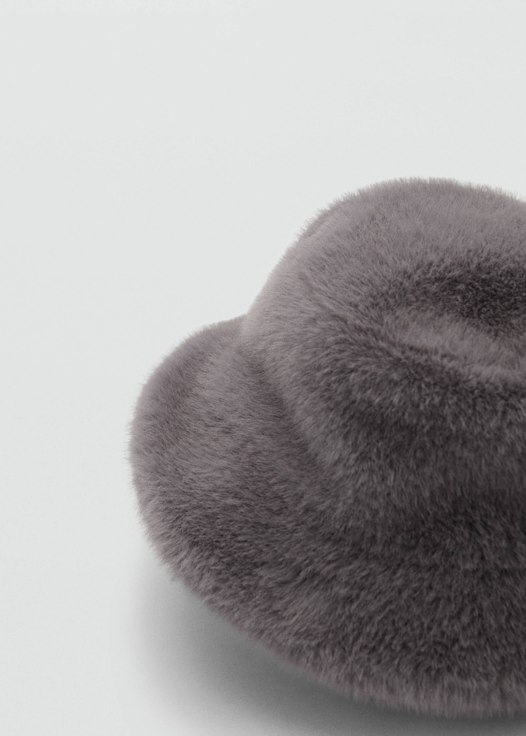 Gorro bucket efecto pelo - Plano medio