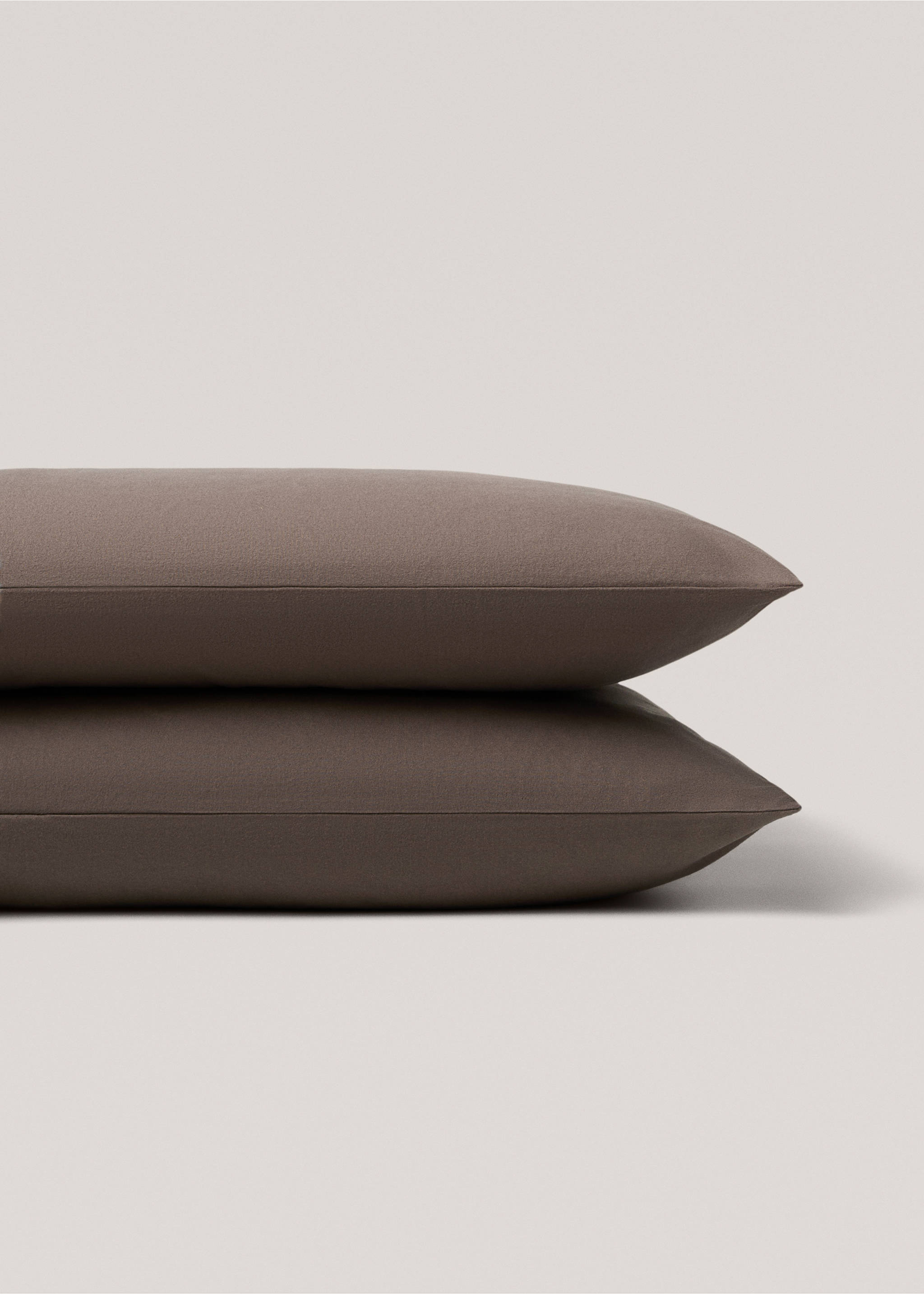 Plain flannel pillowcase 50x75cm - Details of the article 1, Chocolate. Ref: 77047655-00.