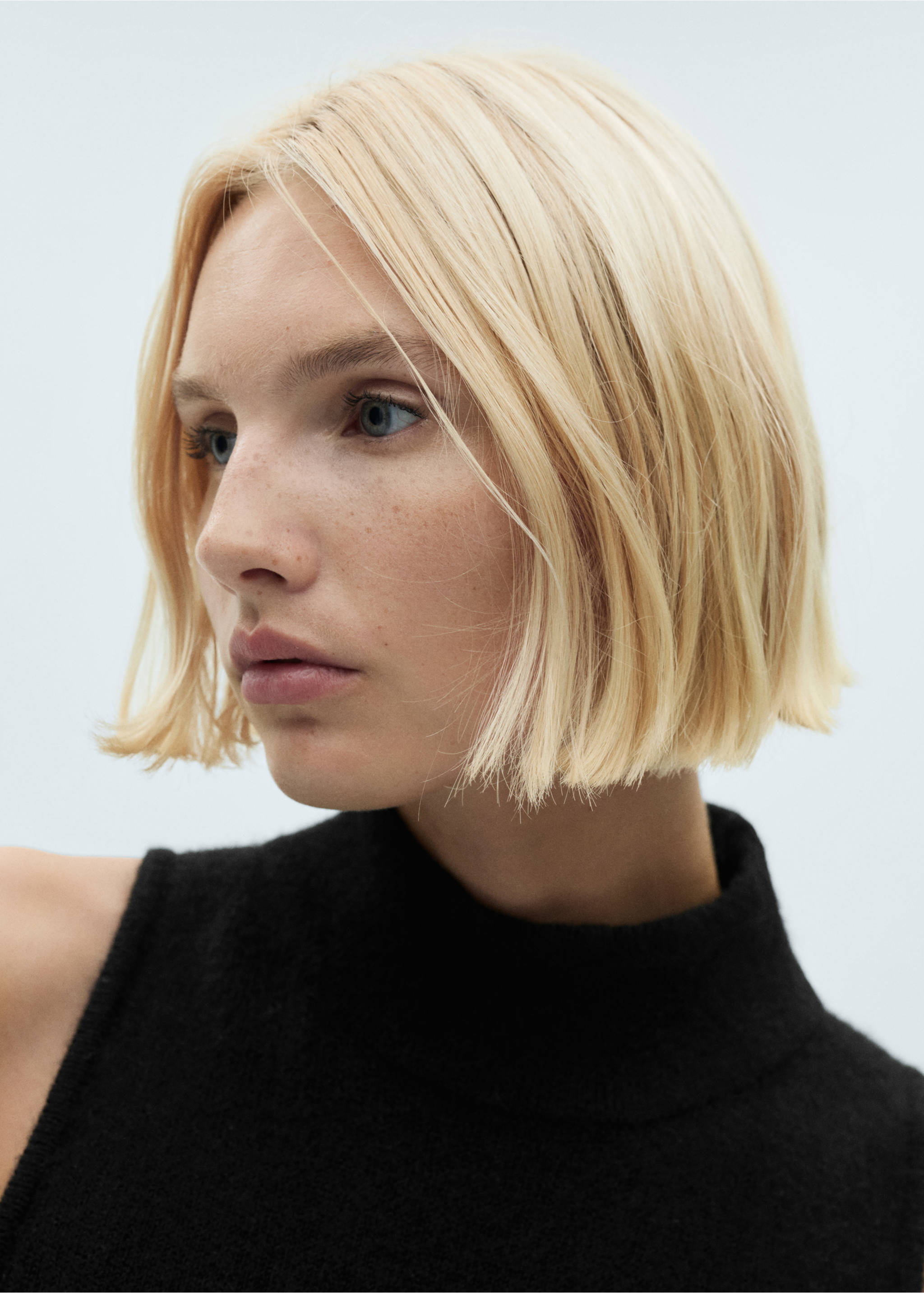 Rückenfreies Strickkleid - Detail des Artikels 1, Schwarz. Ref: 77047662-00.