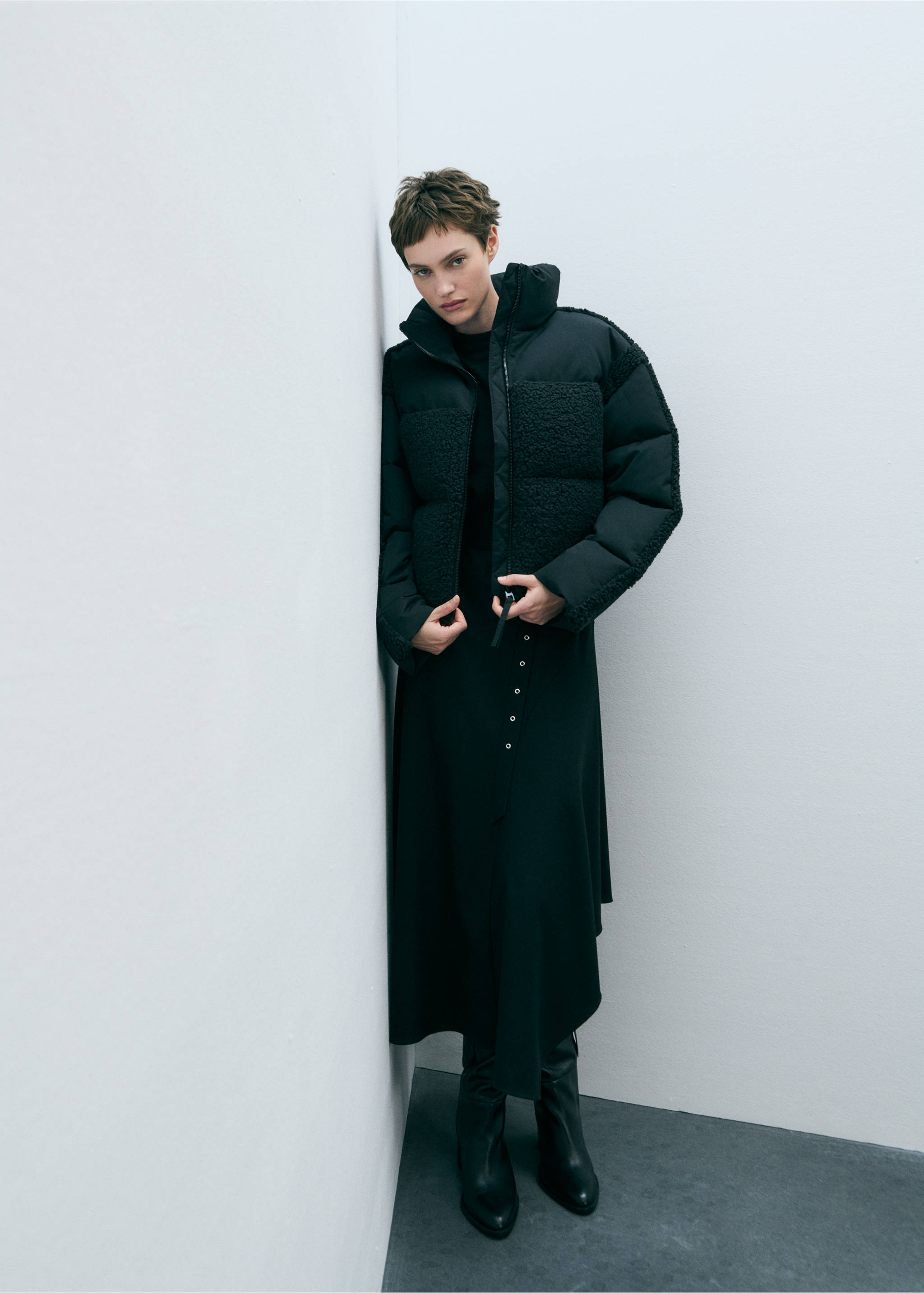 Anorak matelassé empiècements tissu bouclette - Détail de l'article 6, Noir. Ref: 77047663-00.