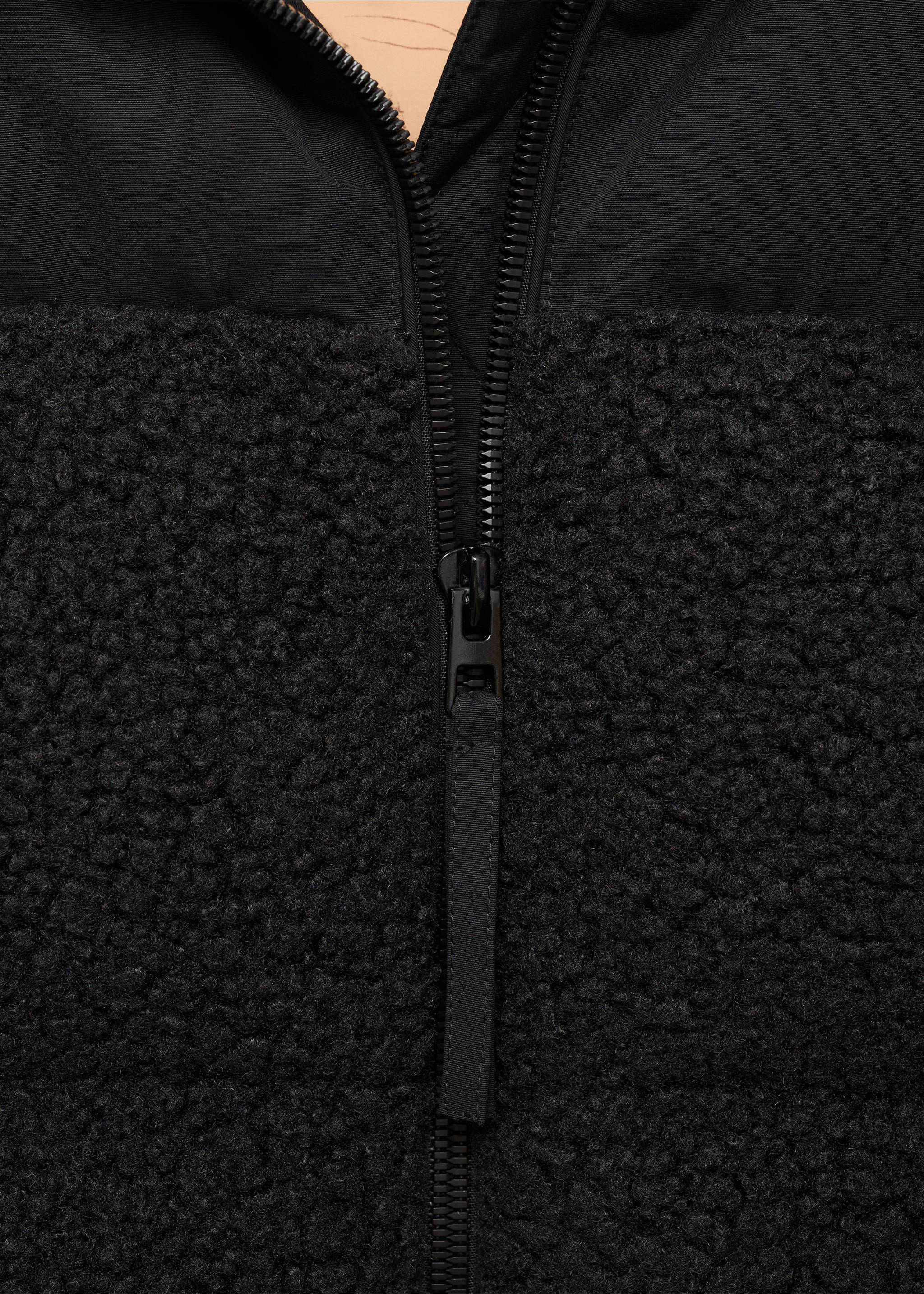 Anorak matelassé empiècements tissu bouclette - Détail de l'article 8, Noir. Ref: 77047663-00.