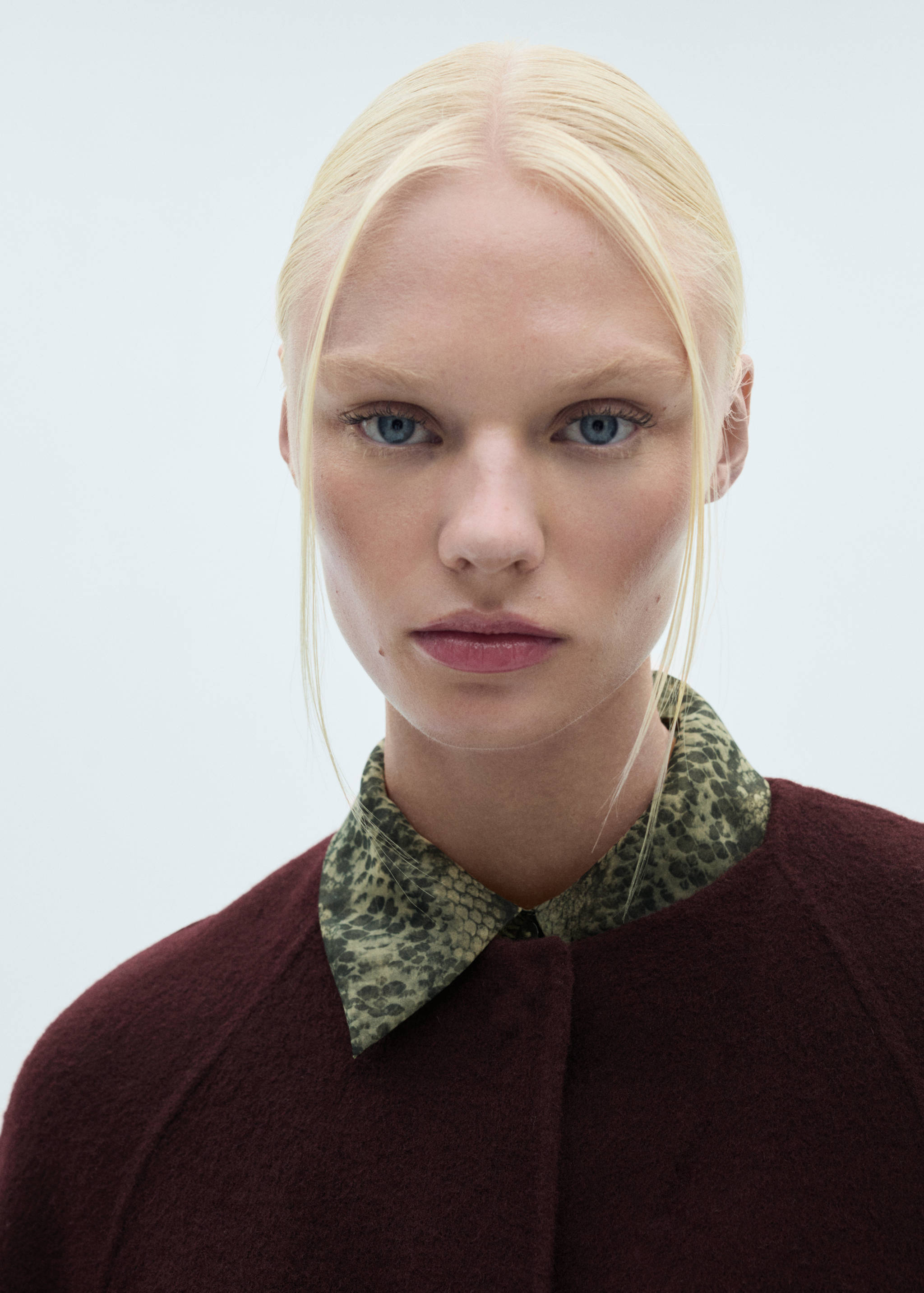 Wool coat with detachable scarf - Details of the article 1