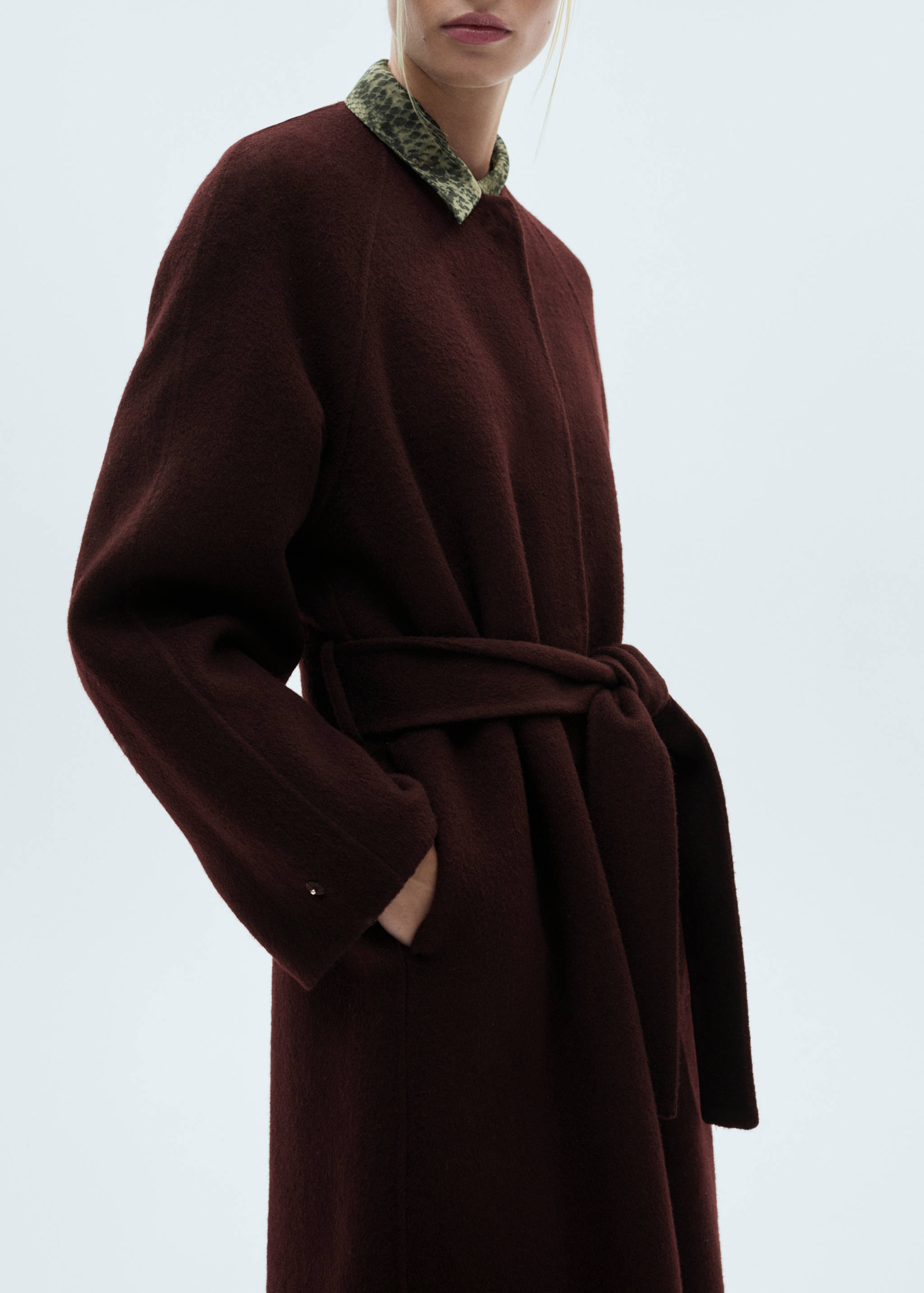 Wool coat with detachable scarf - Details of the article 6