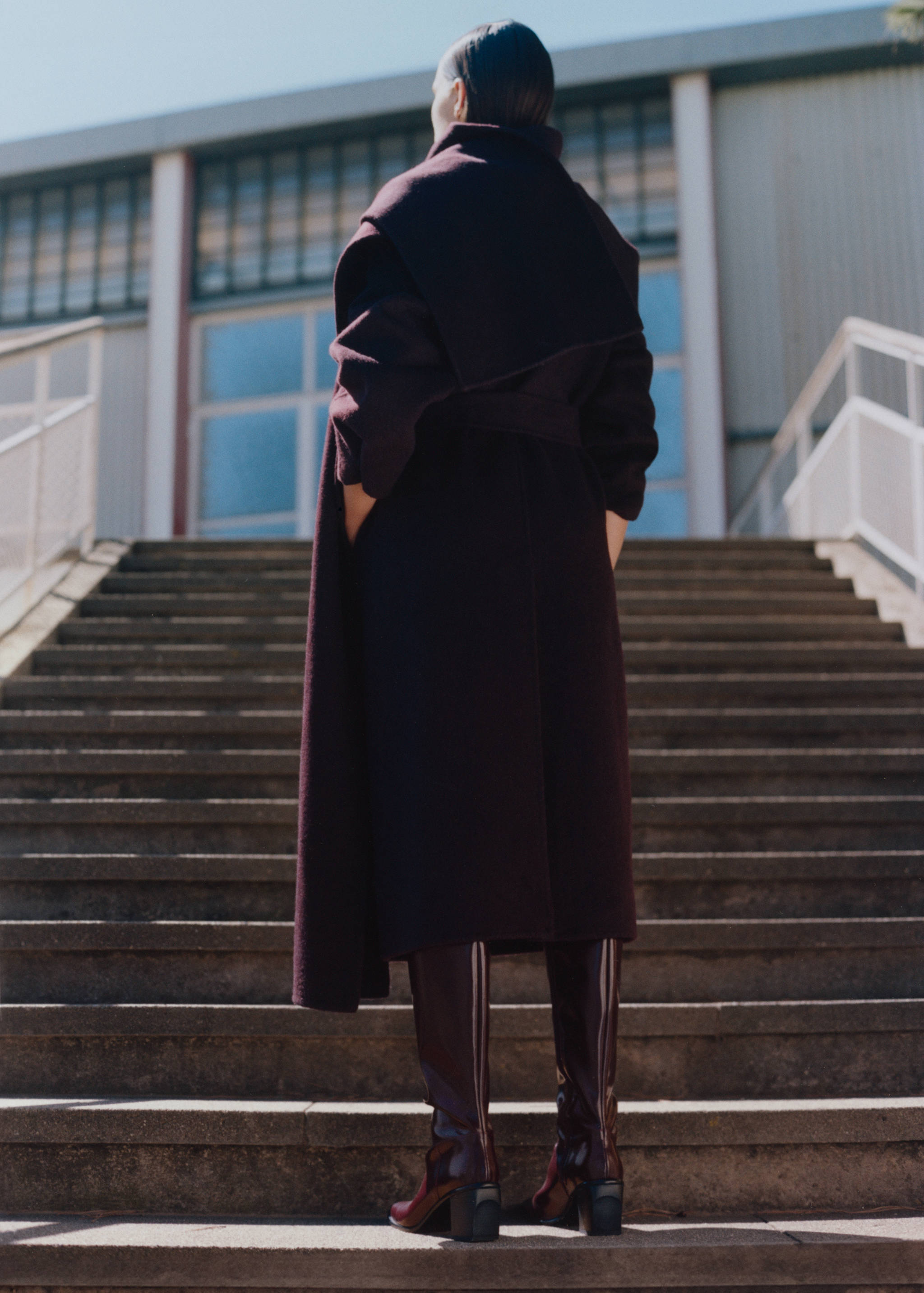 Wool coat with detachable scarf - Details of the article 7