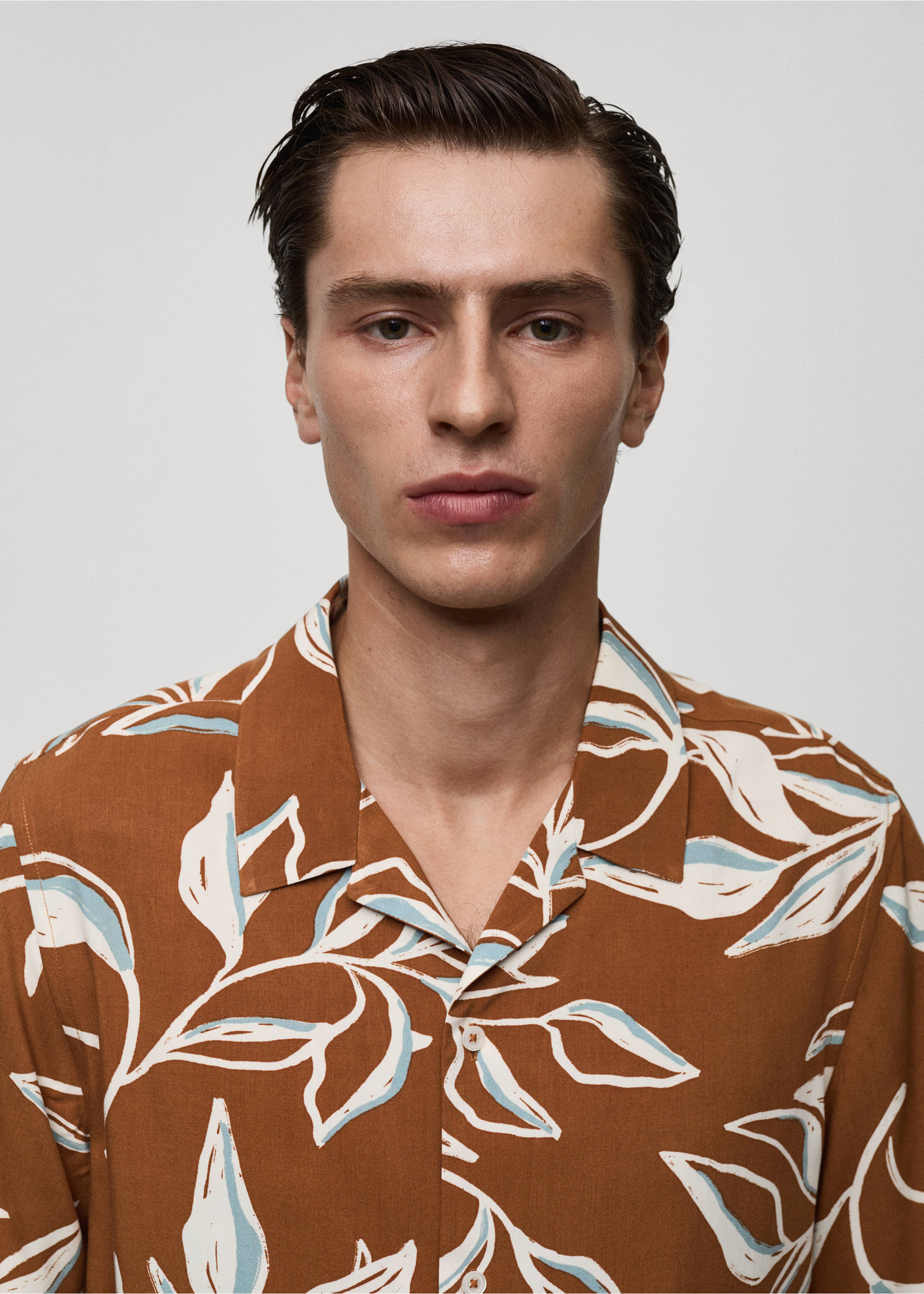 Regular-fit Hawaiian-print shirt - Details of the article 1, Brown. Ref: 77047702-00.