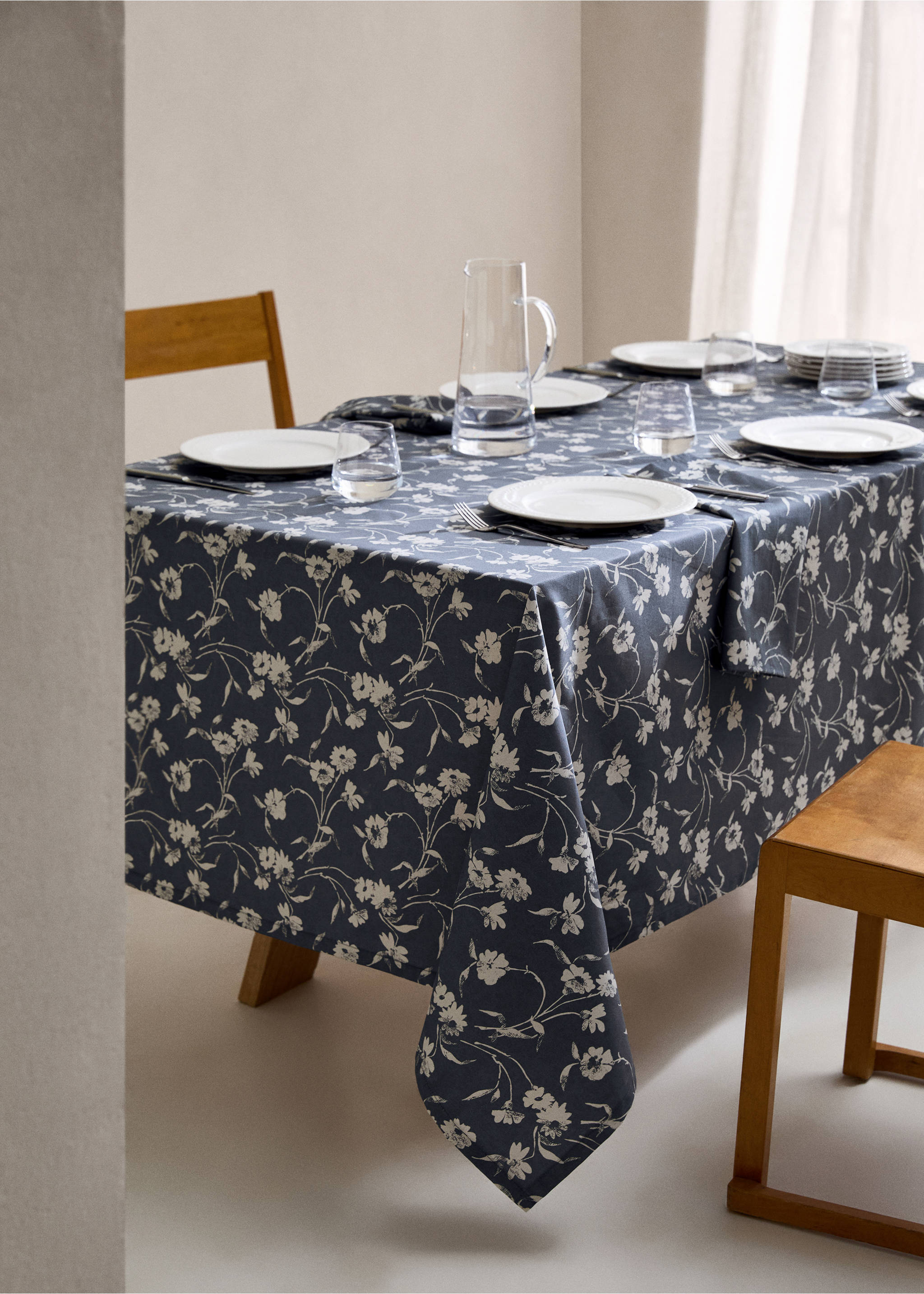 Resin-coated cotton floral tablecloth for 2 to 4 diners - General plane, Blue. Ref: 77047705-00.