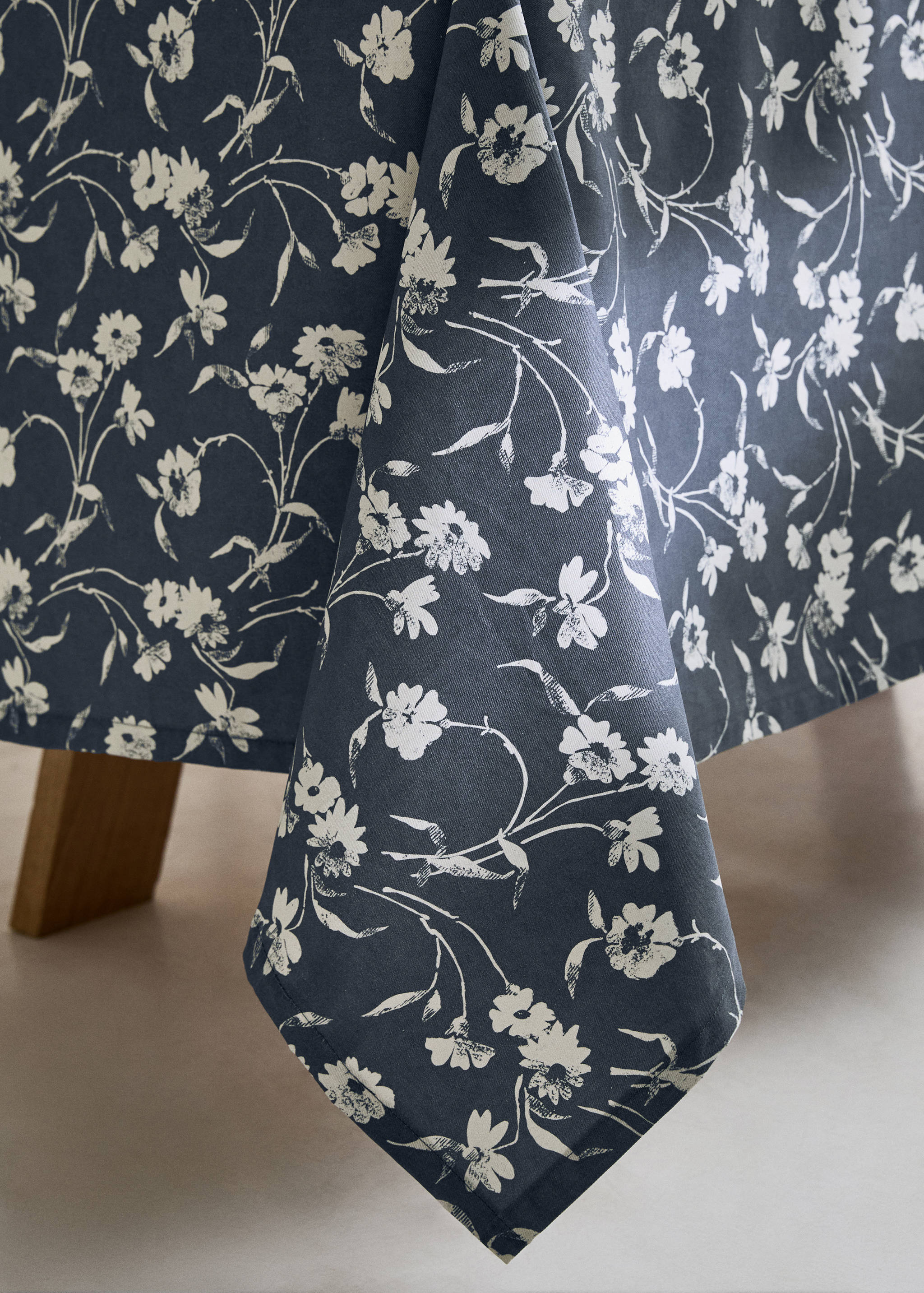 Resin-coated cotton floral tablecloth for 2 to 4 diners - Details of the article 7