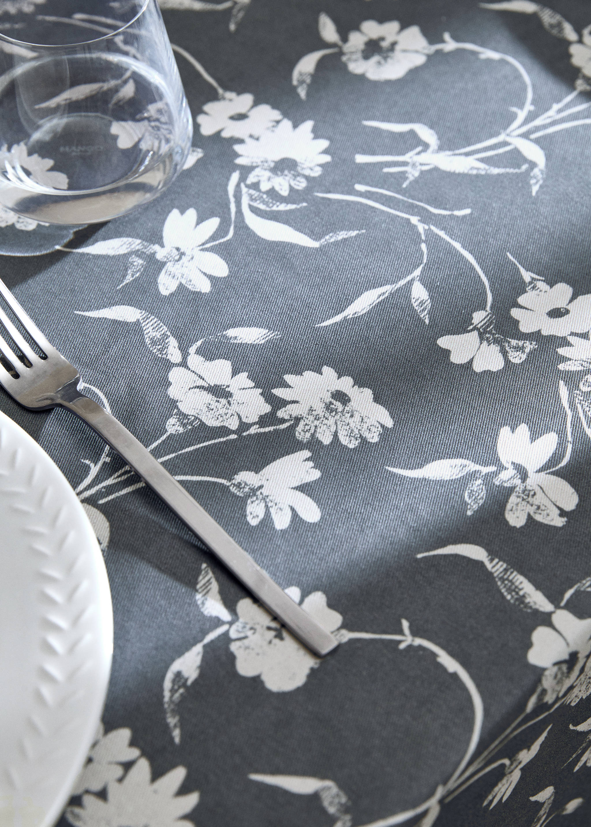 Resin-coated cotton floral tablecloth for 2 to 4 diners - Details of the article 8