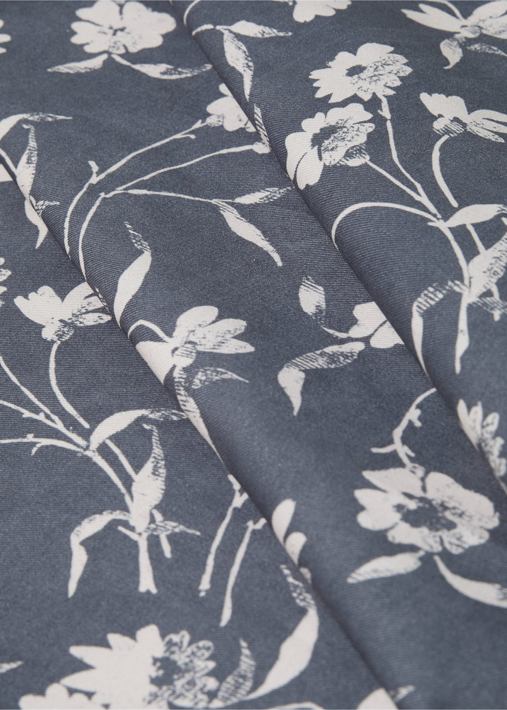 Resin-coated cotton floral tablecloth for 2 to 4 diners - Details of the article 1, Blue. Ref: 77047705-00.