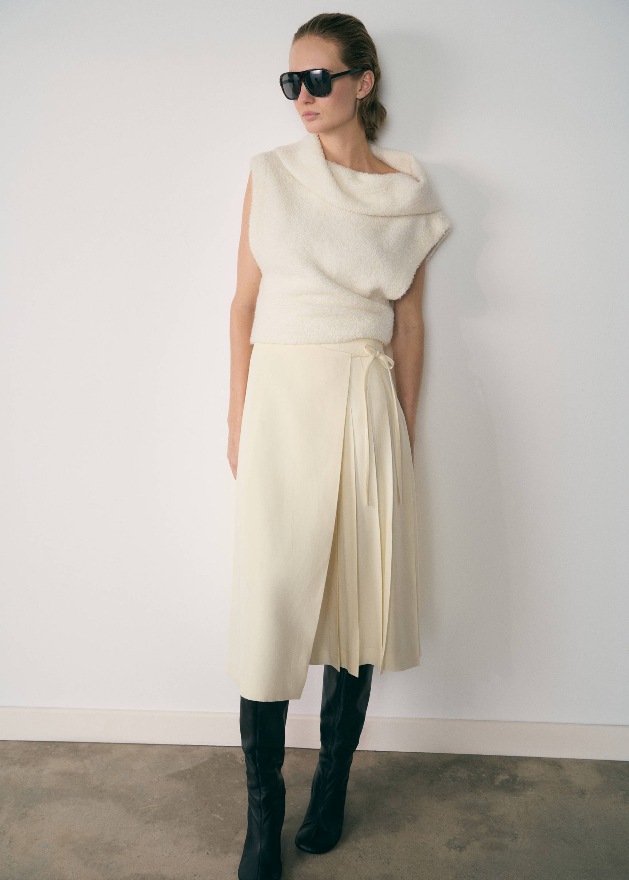 Turtleneck knit top - General plane