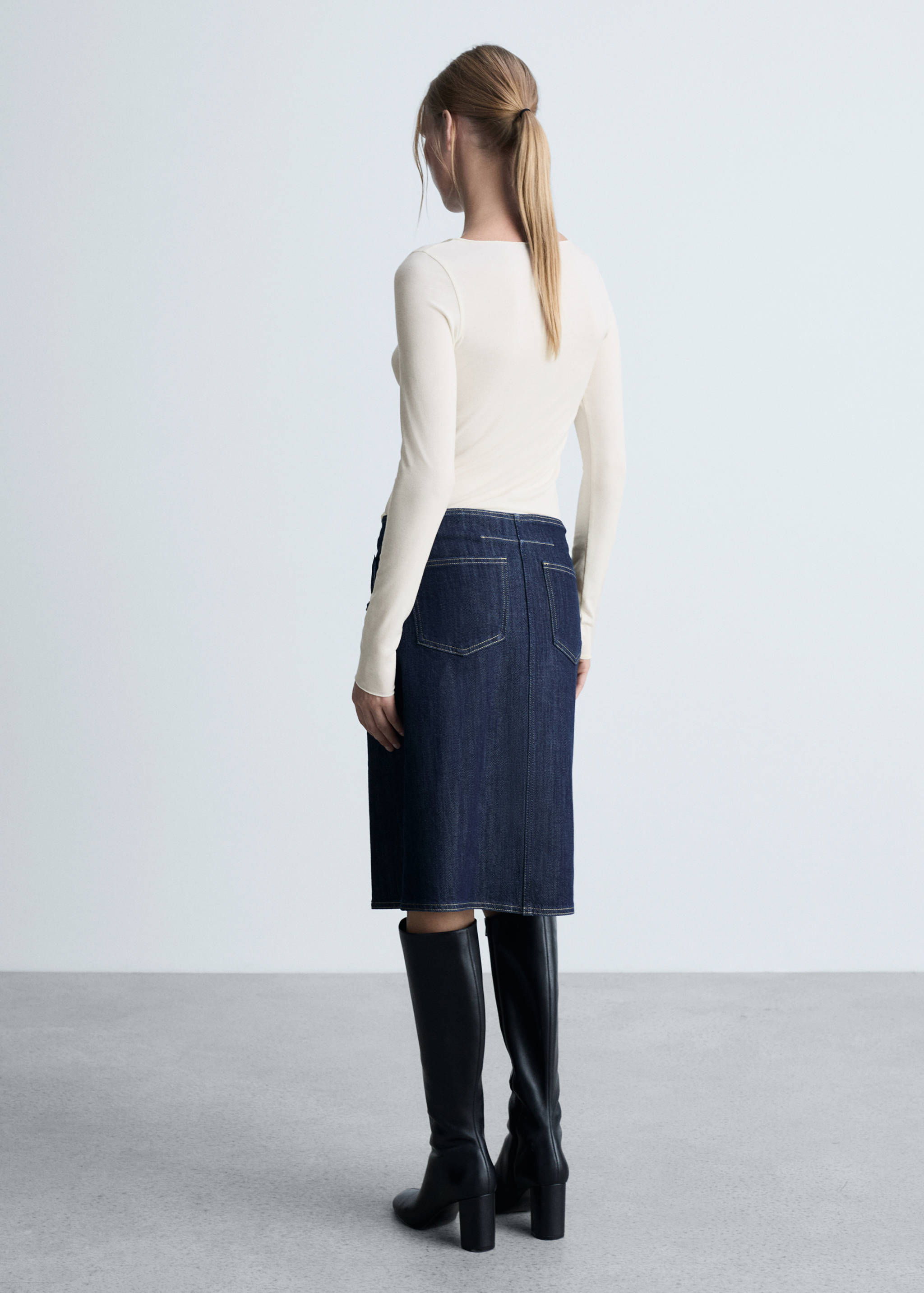 Long-sleeved boat-neck t-shirt - Reverse of the article