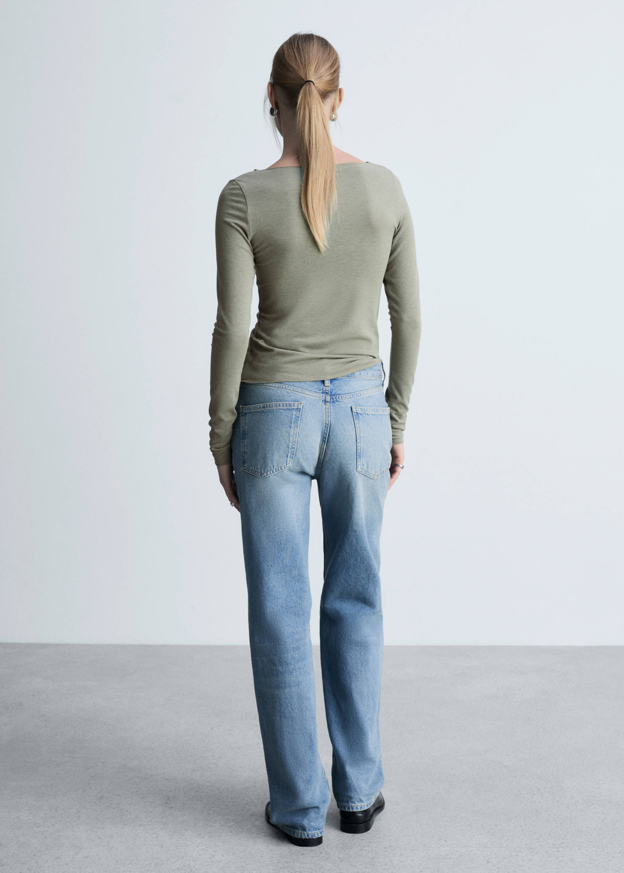 Long-sleeved boat-neck t-shirt - Reverse of the article