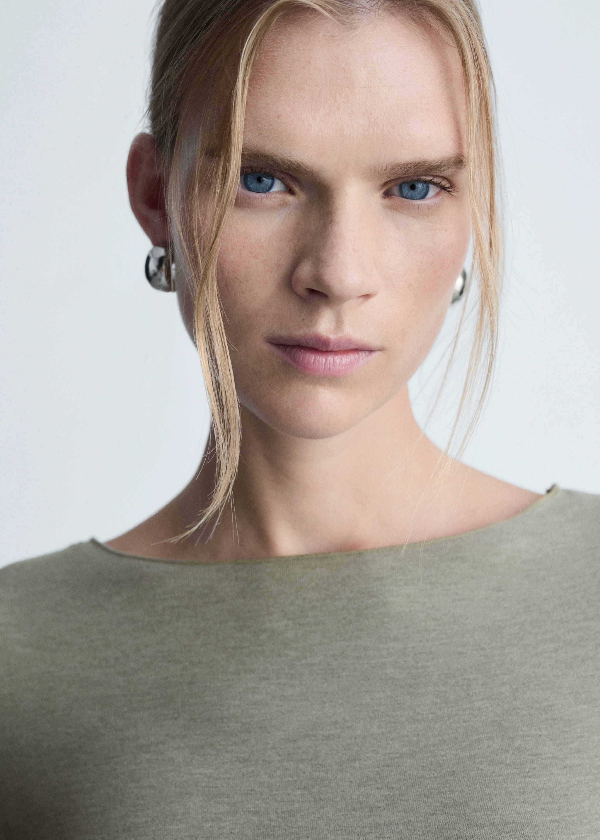 Long-sleeved boat-neck t-shirt - Details of the article 1