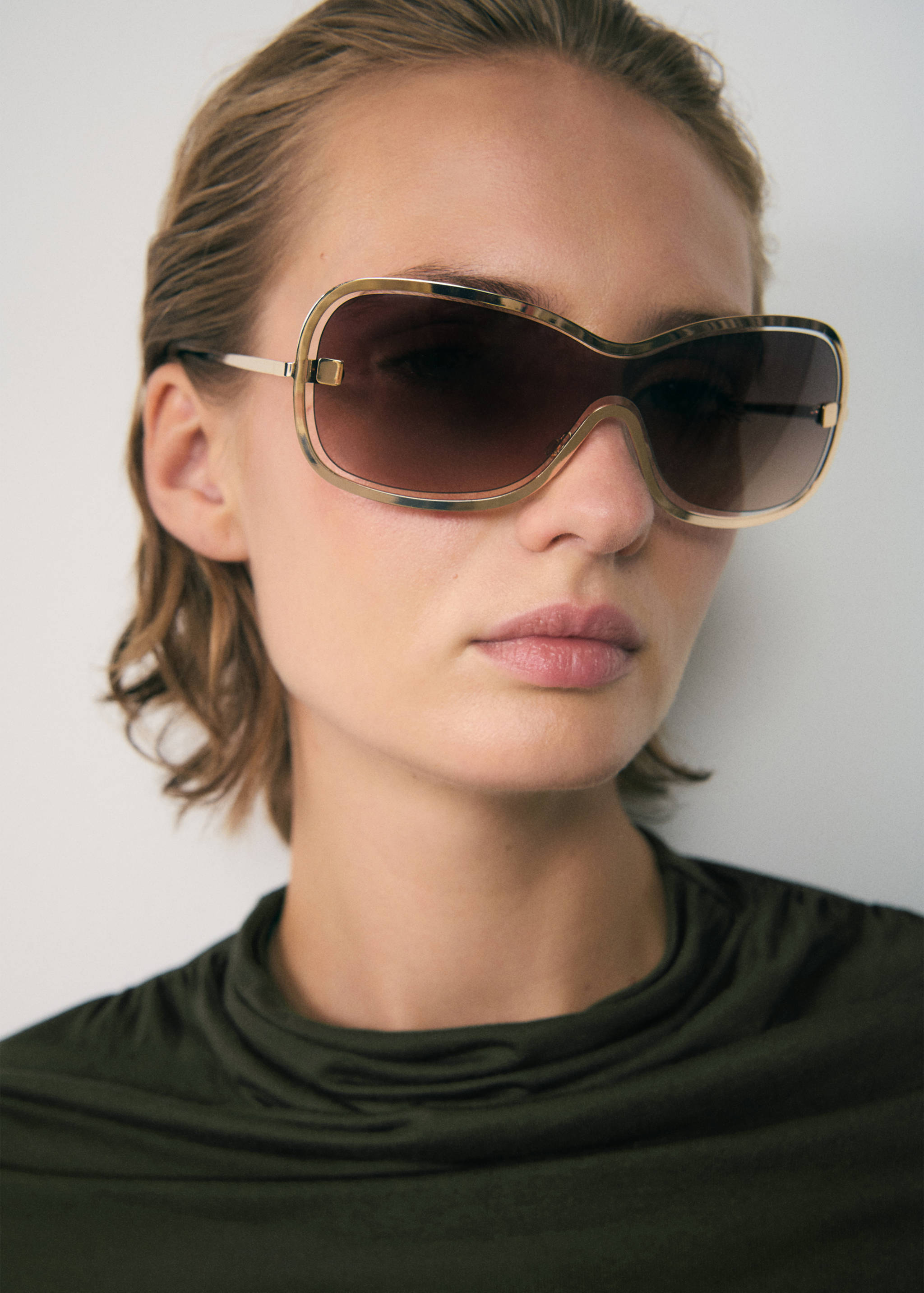 Round-neck long-sleeved t-shirt - Details of the article 1