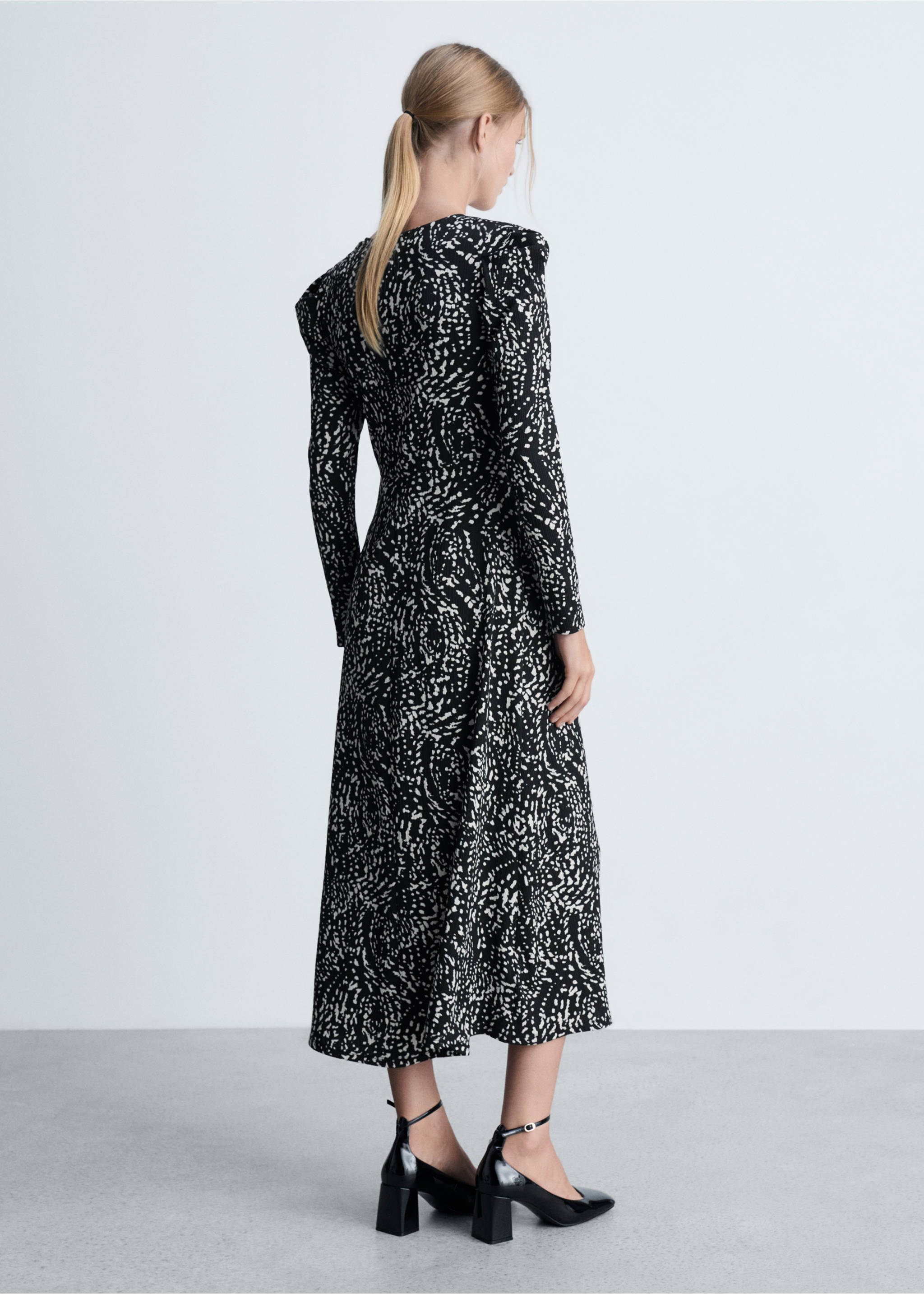 Printed dress with balloon sleeves - Reverse of the article, Black. Ref: 77047719-00.