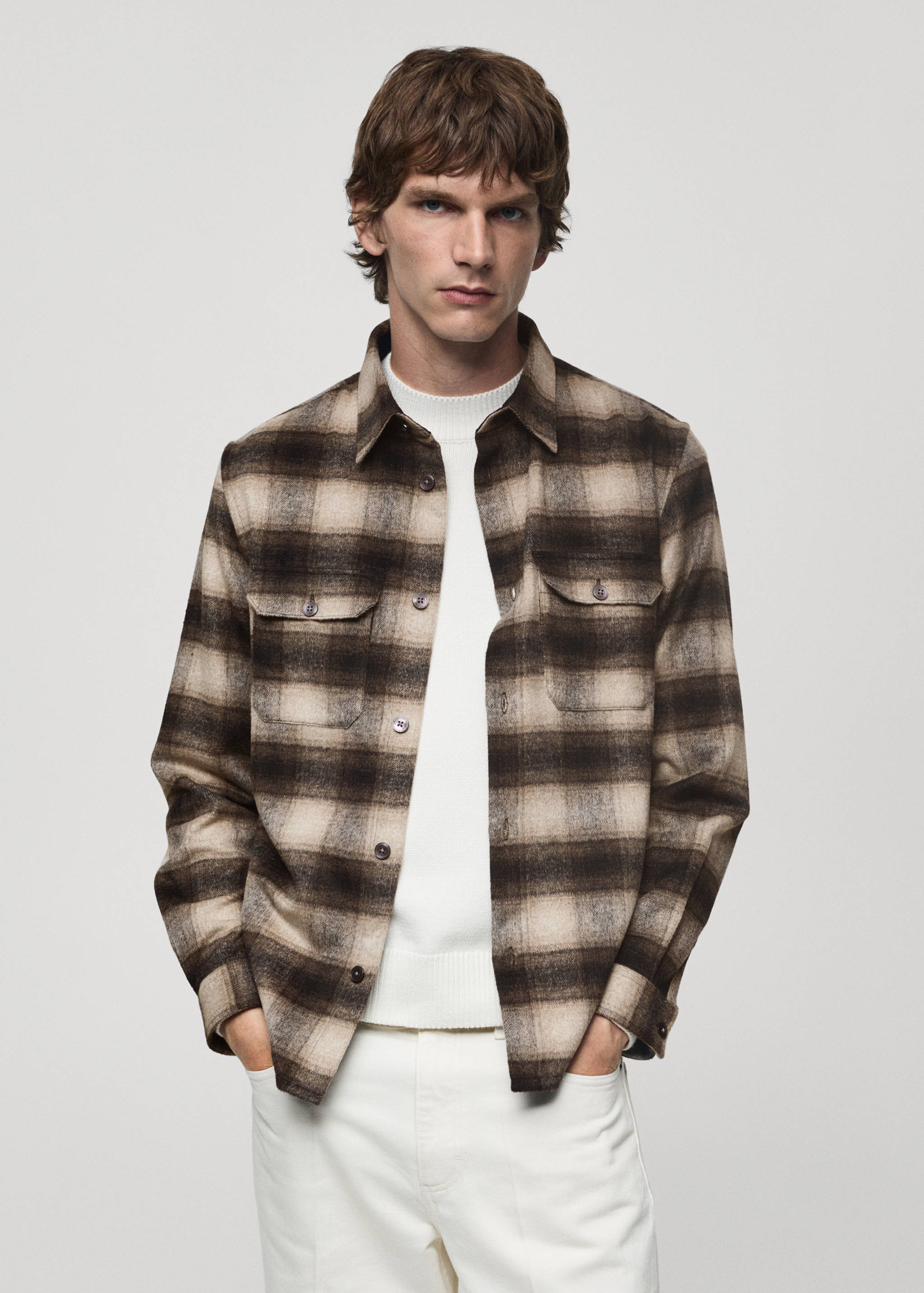 Wełniana koszula wierzchnia w kratę - Plan średni