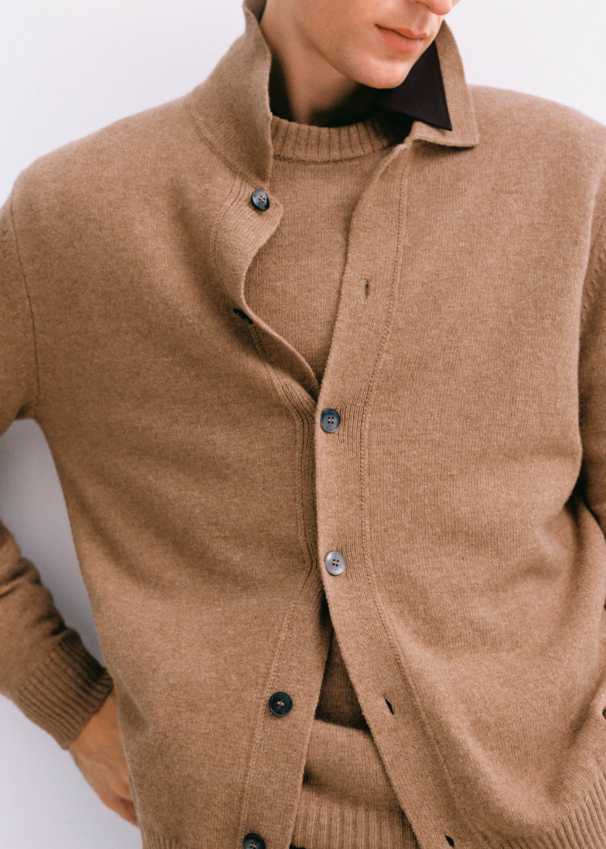 Woll-Cardigan mit Rippmuster - Detail des Artikels 3, Mittelbraun. Ref: 77047928-00.