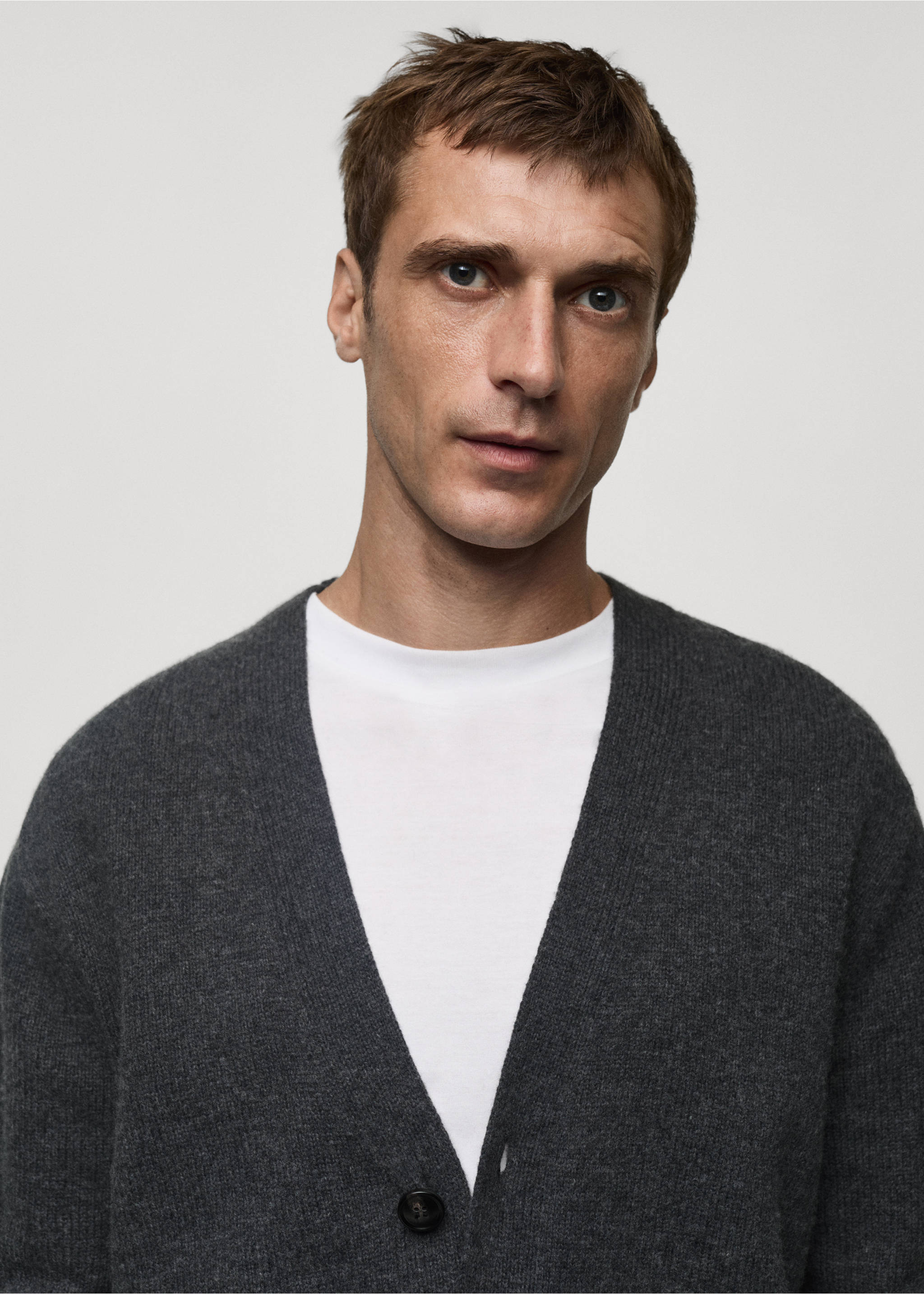 Wollcardigan aus mittelfeinem Strick - Detail des Artikels 1, Anthrazit. Ref: 77047929-00.