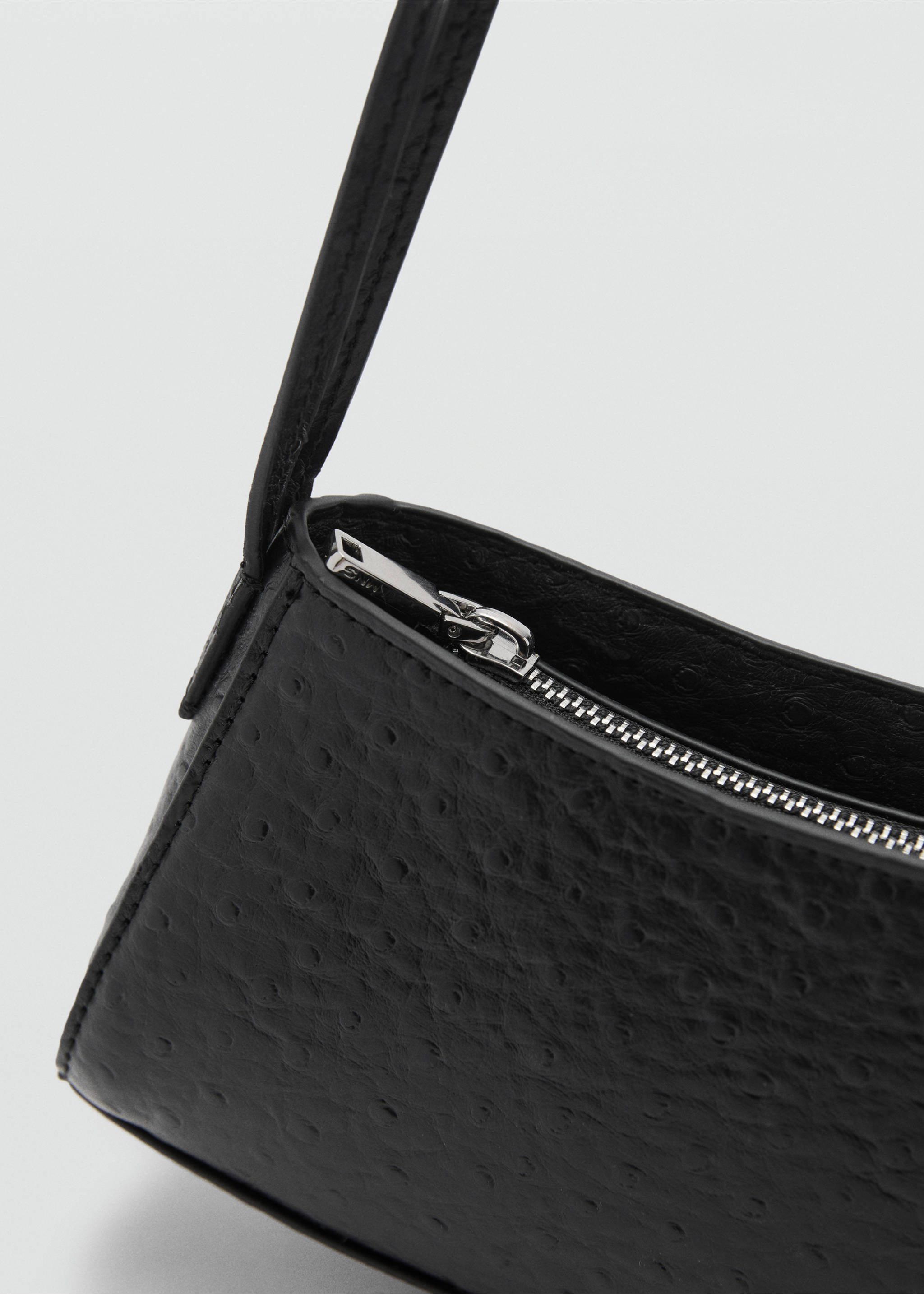 Oval textured bag - Details of the article 2, Black. Ref: 77047933-00.