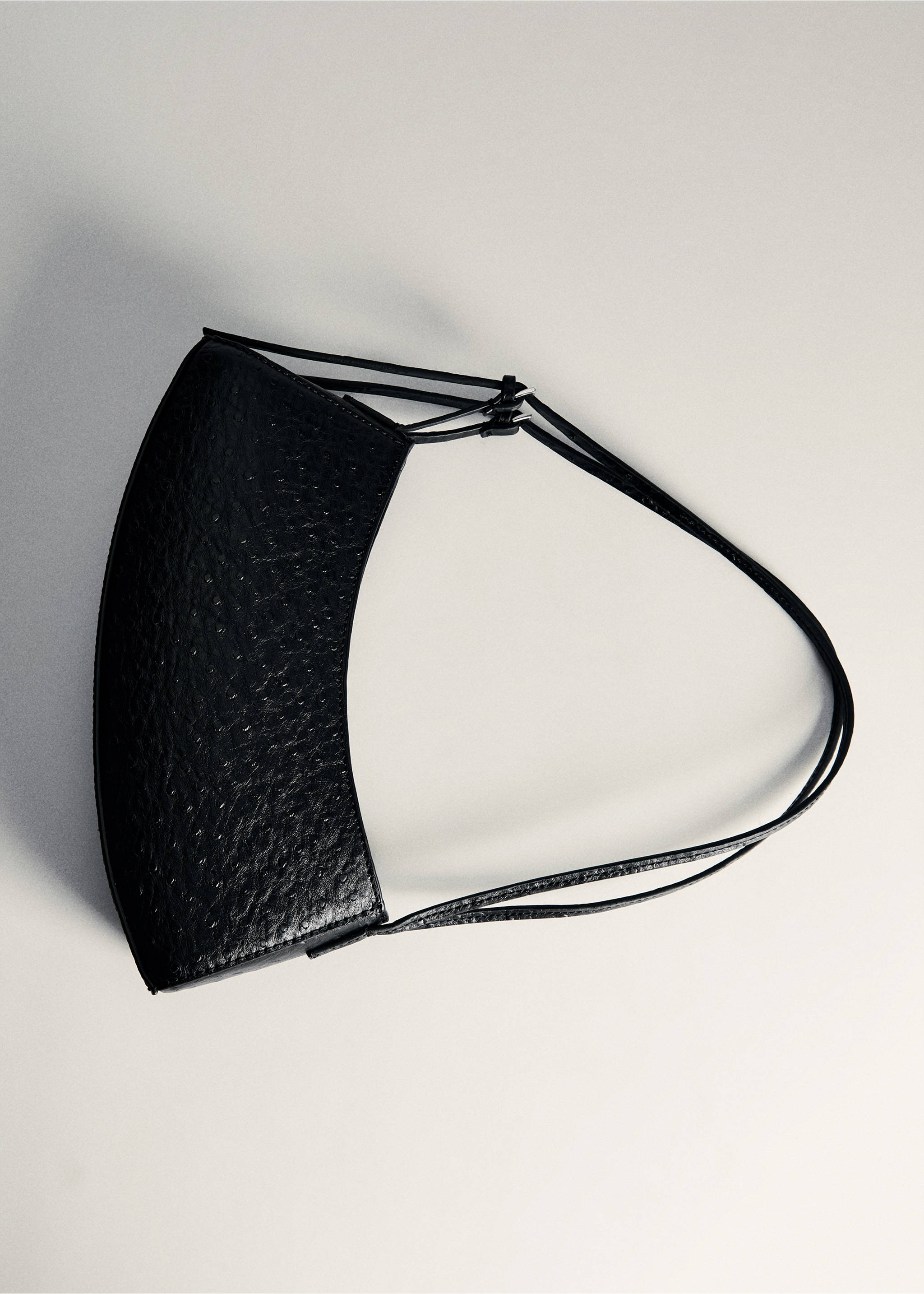 Oval textured bag - Details of the article 5, Black. Ref: 77047933-00.
