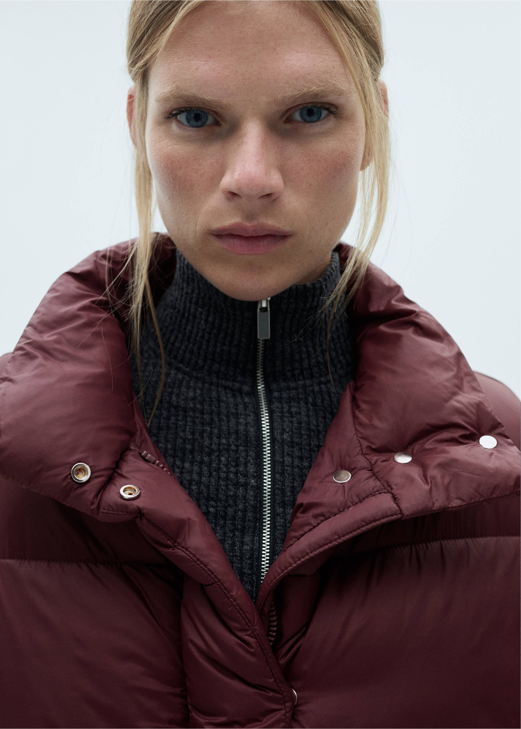 Kurzer Steppanorak - Detail des Artikels 1, Granatrot. Ref: 77048263-00.